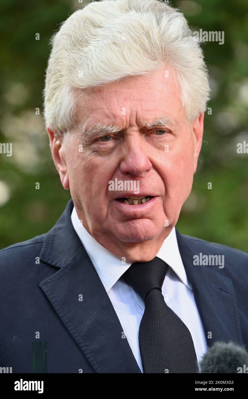 12.. September. London, Großbritannien. Der ehemalige BBC-Fernsehjournalist und königliche Korrespondent Michael Cole gab nach dem Tod von Königin Elizabeth II. Am 08.09.2022 ein Interview über The Mall. Kredit: michael melia/Alamy Live Nachrichten Stockfoto