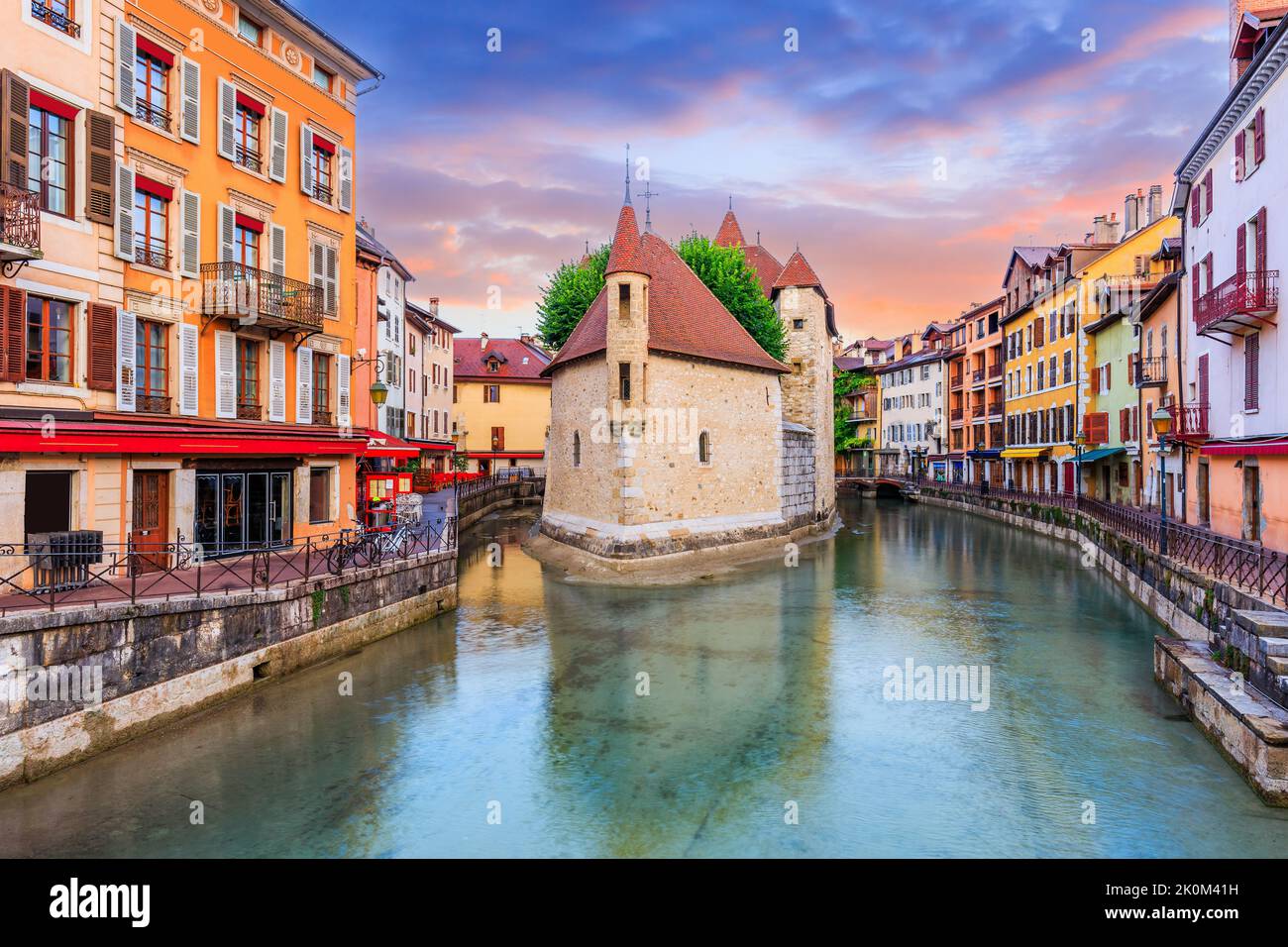 Annecy, Haute Savoie, Frankreich. Das Schloss auf einer Insel (Palais de l'Isle) und dem Fluss Thiou. Stockfoto