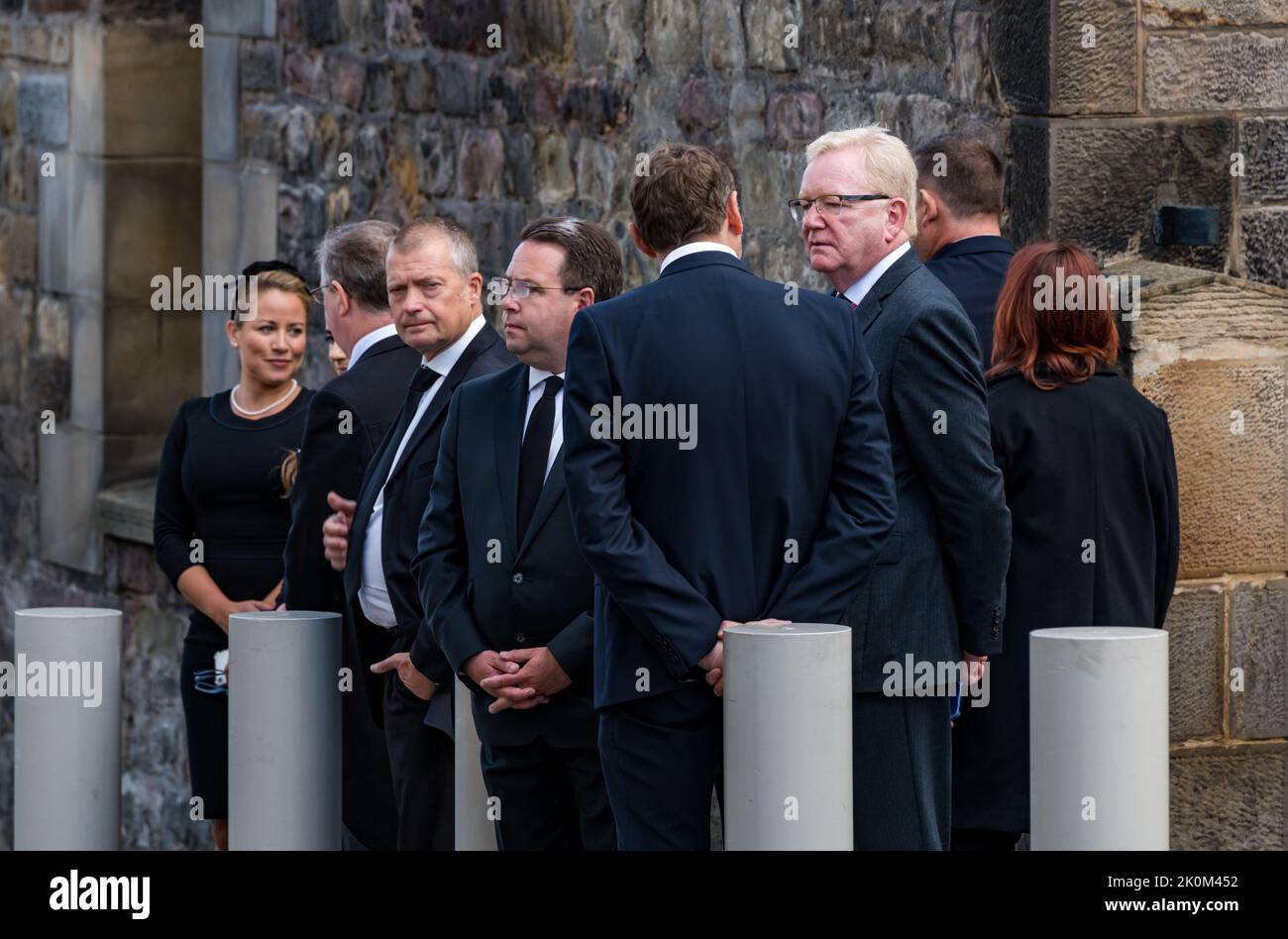 Royal Mile, Edinburgh, Schottland, Großbritannien, 12.. September 2022. Sargprozession der Königin Elizabeth II: MSPs versammeln sich vor dem Queensberry House, um ihren Respekt zu zollen, darunter Craig Hoy und Jackson Carlaw. Kredit: Sally Anderson/Alamy Live Nachrichten Stockfoto