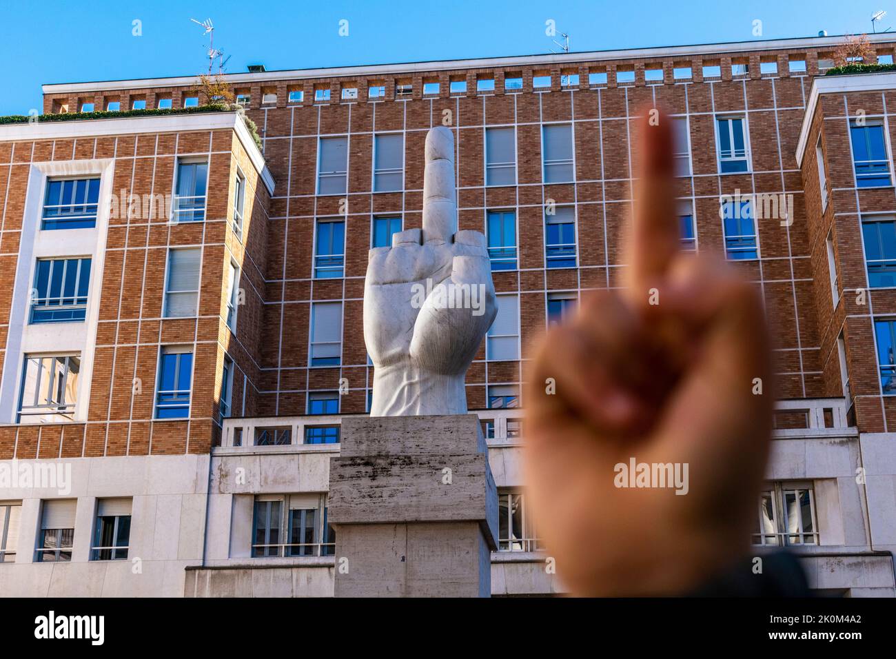 Eine Statue eines Fingers, der in mailand Vogel ist Stockfoto