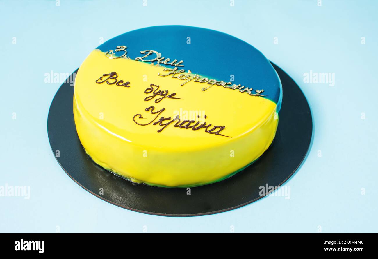 Happy Birthday Kuchen mit Regenbogen-Schriftzug Stockfoto
