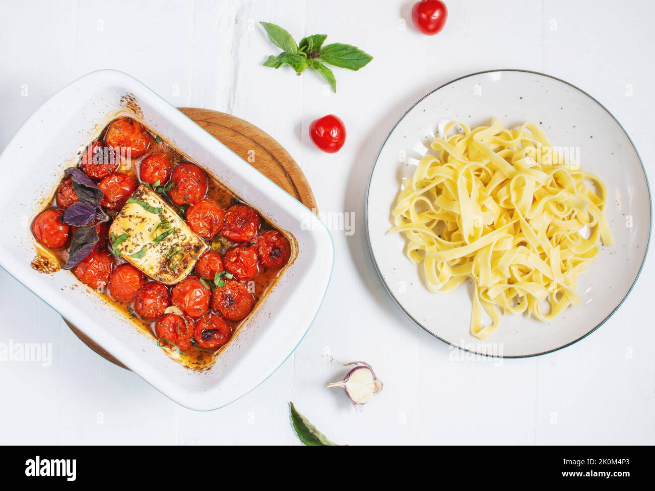 Fetapasta. Trending viralen Feta backen Pasta Rezept aus Kirschtomaten, Feta-Käse, Knoblauch und Kräutern in einem Auflauf Gericht. Draufsicht Stockfoto