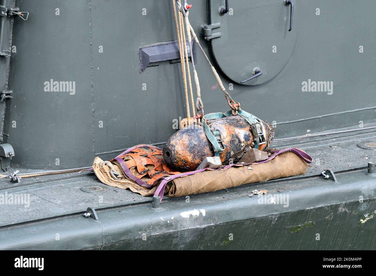 (220912) -- BUDAPEST, 12. September 2022 (Xinhua) -- entschärft 100-Kilogramm-Bombe des Zweiten Weltkriegs wird auf dem Bombenkaderboot in der Innenstadt von Budapest, Ungarn, am 12. September 2022 gesehen. Eine Bombengruppe des ungarischen Militärs hat eine 100-Kilogramm-Bombe aus dem Zweiten Weltkrieg entschärft, die in der Donau im Zentrum von Budapest gefunden wurde, sagten die ungarischen Streitkräfte am Montag. (Peter Lakatos/MTI über Xinhua) Stockfoto