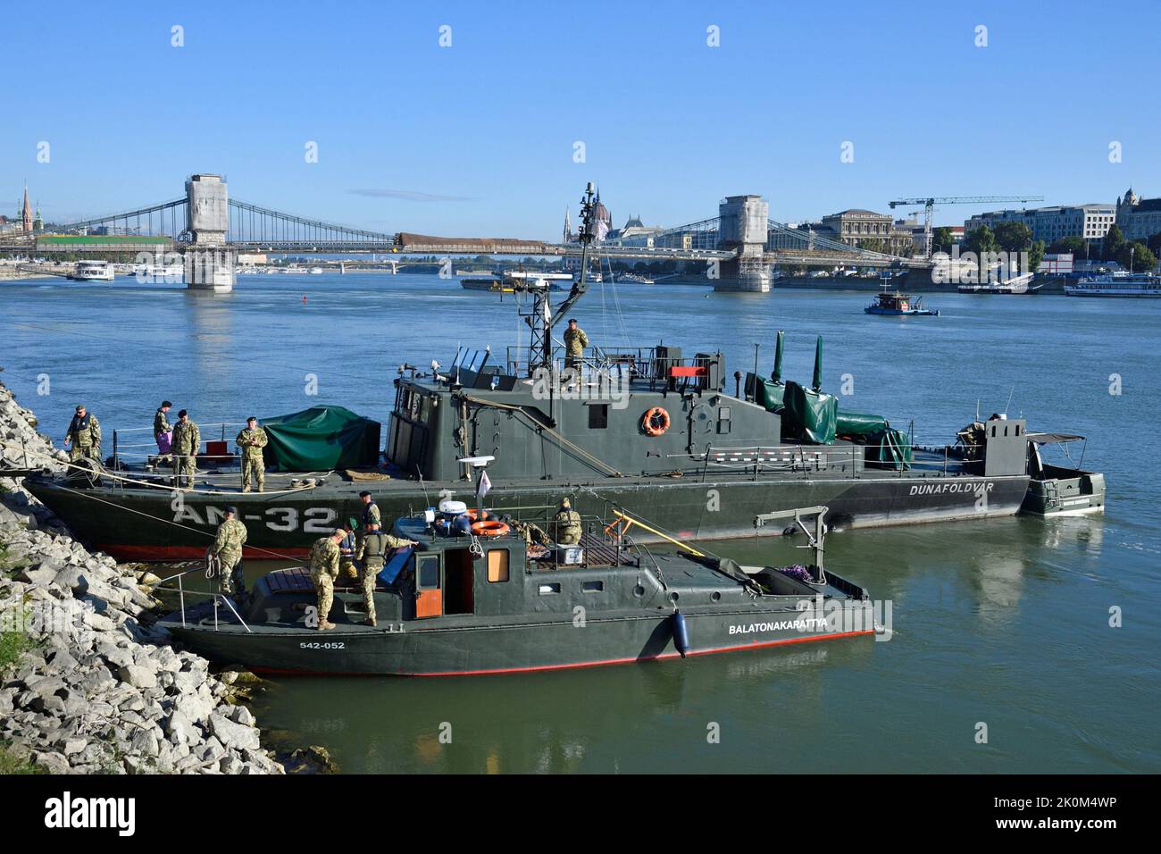 (220912) -- BUDAPEST, 12. September 2022 (Xinhua) -- Bombenkaderboote werden vor der Kettenbrücke gesehen, bevor sie eine 100-Kilogramm-Bombe aus dem Zweiten Weltkrieg in der Innenstadt von Budapest, Ungarn, am 12. September 2022 entschärfen. Eine Bombengruppe des ungarischen Militärs hat eine 100-Kilogramm-Bombe aus dem Zweiten Weltkrieg entschärft, die in der Donau im Zentrum von Budapest gefunden wurde, sagten die ungarischen Streitkräfte am Montag. (Peter Lakatos/MTI über Xinhua) Stockfoto