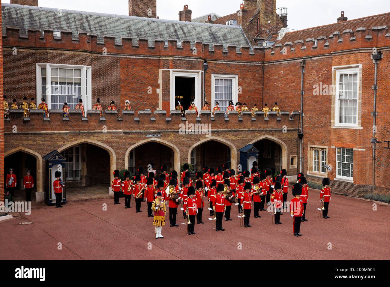 Mitglieder der Band der Coldstream-Wachen nehmen an der Proklamationszeremonie vor dem Beitritts-rat im Friary Court Teil, da König Karl III Stockfoto