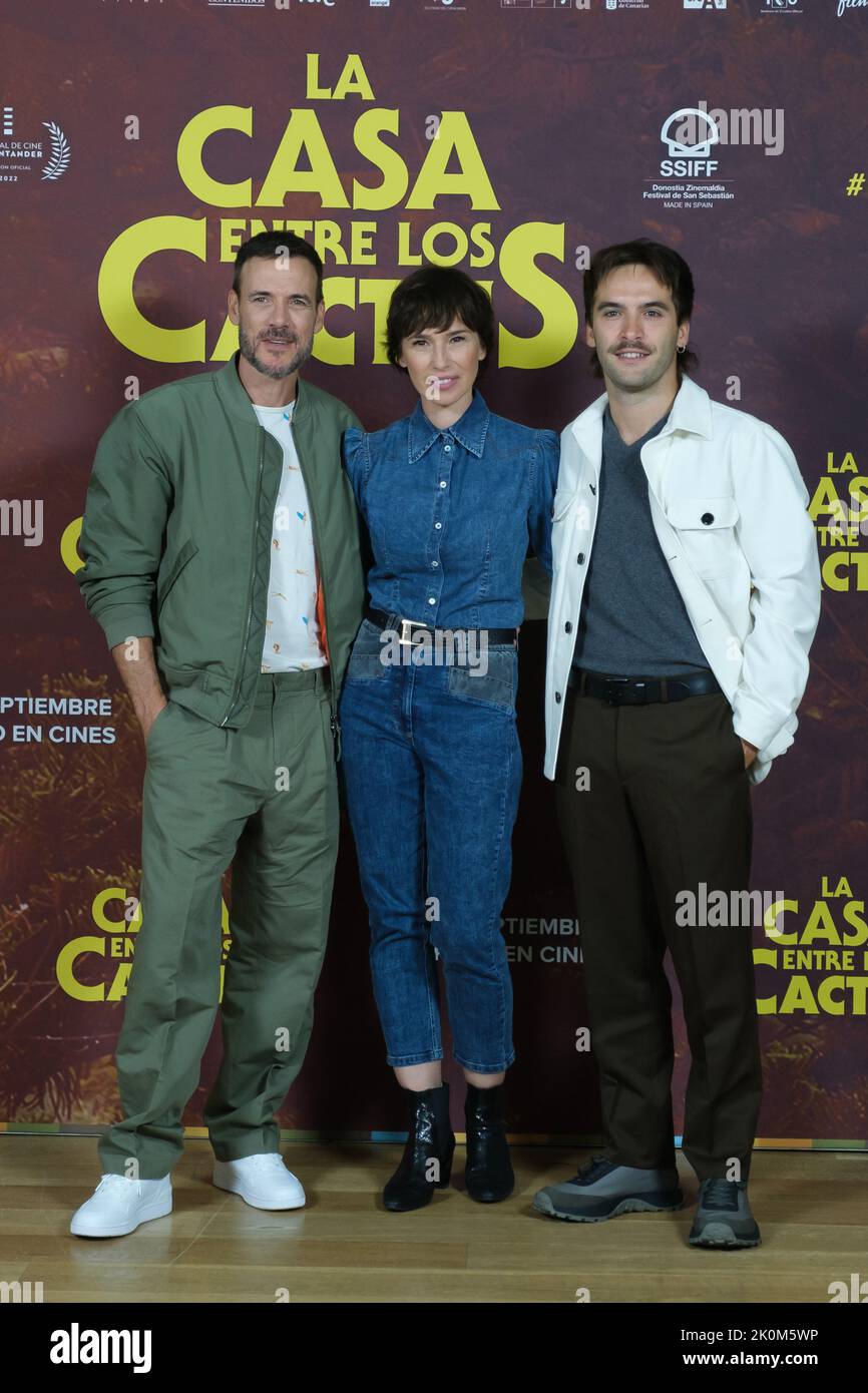 Madrid, Spanien. 12. September 2022. (L-R) Daniel Grao, Ariadna Gil und Ricardo Gomez nehmen an der Fotozelle „La Casa Entre Los Cactus“ im Hotel URSO in Madrid Teil. (Foto: Atilano Garcia/SOPA Images/Sipa USA) Quelle: SIPA USA/Alamy Live News Stockfoto