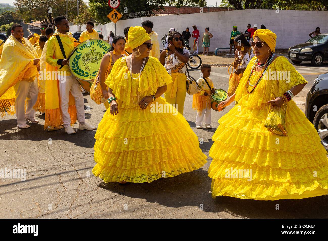 Goiânia, Goias, Brasilien – 11. September 2022: Zwei Bahianer, die während der Congadas in Goiania gelb gekleidet waren. Stockfoto