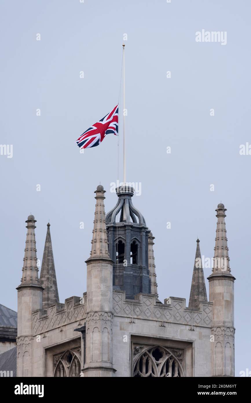 Union Jack-Flagge am halben Mast nach dem Tod von Queen in der St. Margaret's Church in Westminster, London, Großbritannien. Spitze des Ostturms. Spire Stockfoto