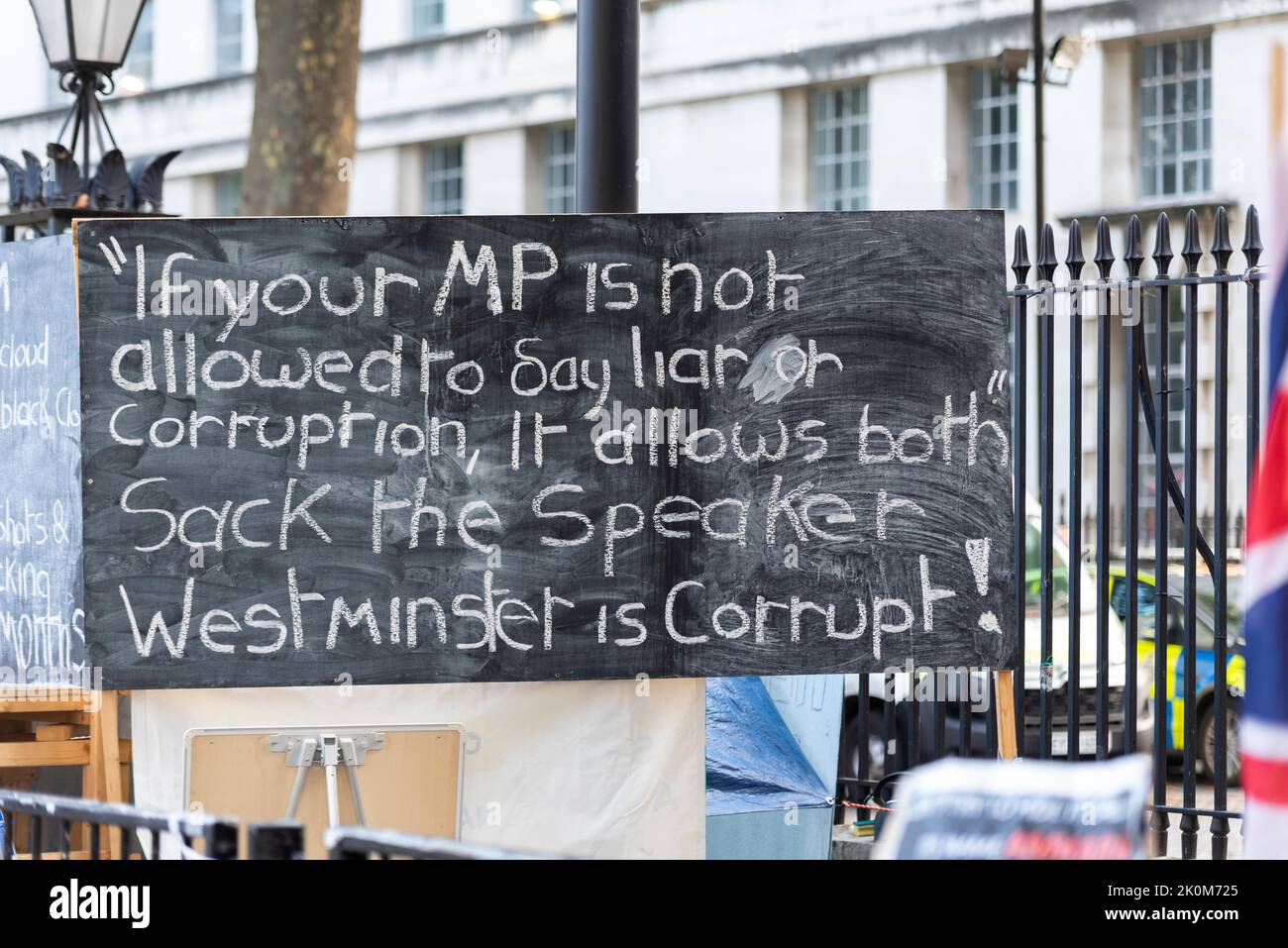 Anti-Korruptions-Protestbotschaft in Whitehall, London, Großbritannien, gegenüber der Downing Street. MP ist nicht erlaubt, Lügner oder Korruption zu sagen, es erlaubt beides. Beschädigt Stockfoto