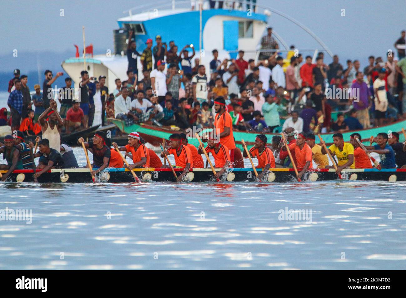 Sylhet, Bangladesch. 11. September 2022. Die Teilnehmer nehmen am jährlichen Wettbewerb „Badrul Alam Boat Race 2022“ Teil, der am 11. September 2022 in Hakaluki Haor in Sylhet, Bangladesch, stattfand. (Bild: © MD Rafayat Haque Khan Eyepix G/eyepix über ZUMA Press Wire) Stockfoto