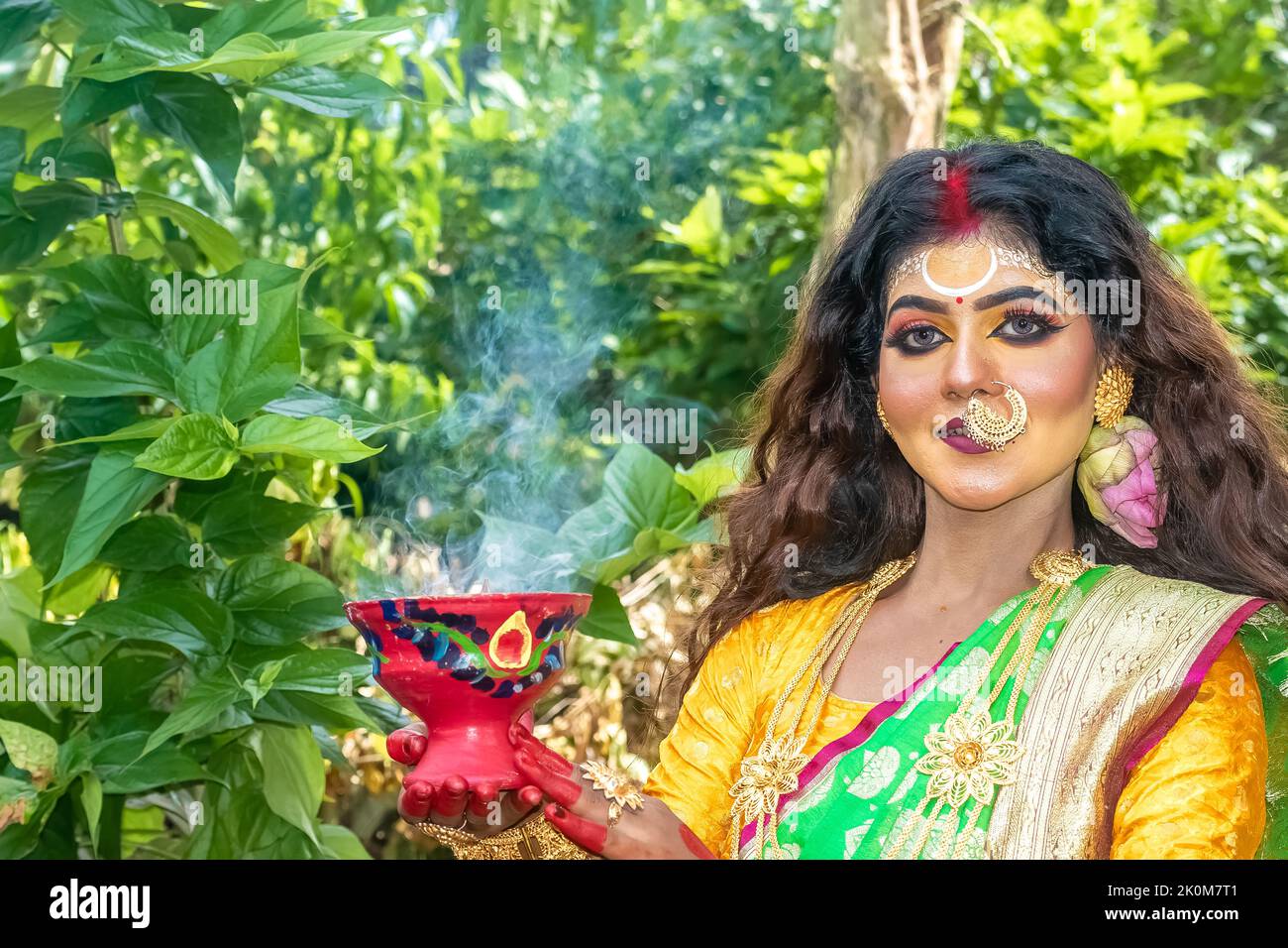 Verheiratete Frauen, die Dhunuchi-Tanz anlässlich der Durga Agomoni als Ritual aufführen, bedeckten den gesamten Bereich mit dem Heiligen Rauch. Stockfoto