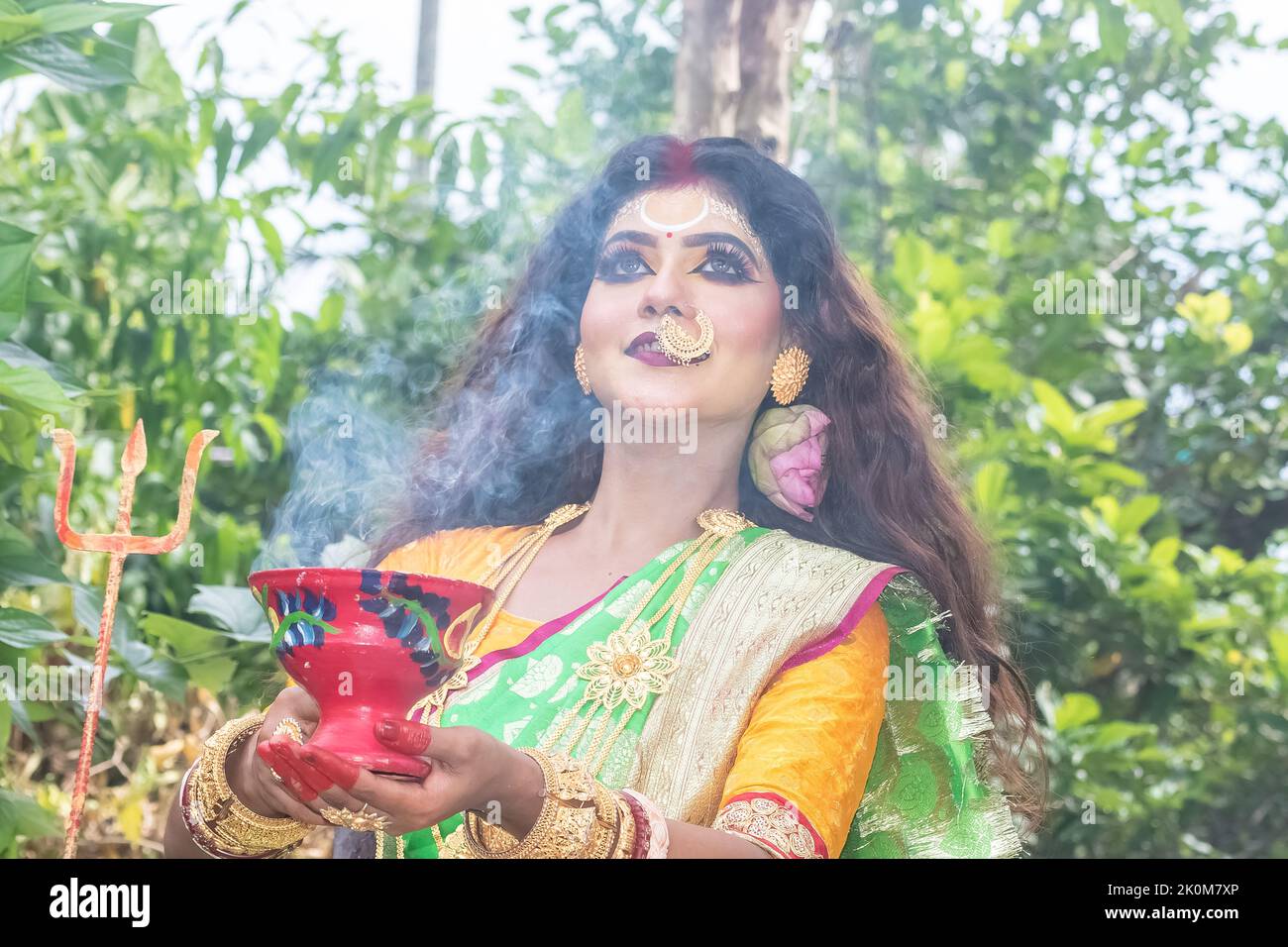 Verheiratete Frauen, die Dhunuchi-Tanz anlässlich der Durga Agomoni als Ritual aufführen, bedeckten den gesamten Bereich mit dem Heiligen Rauch. Stockfoto