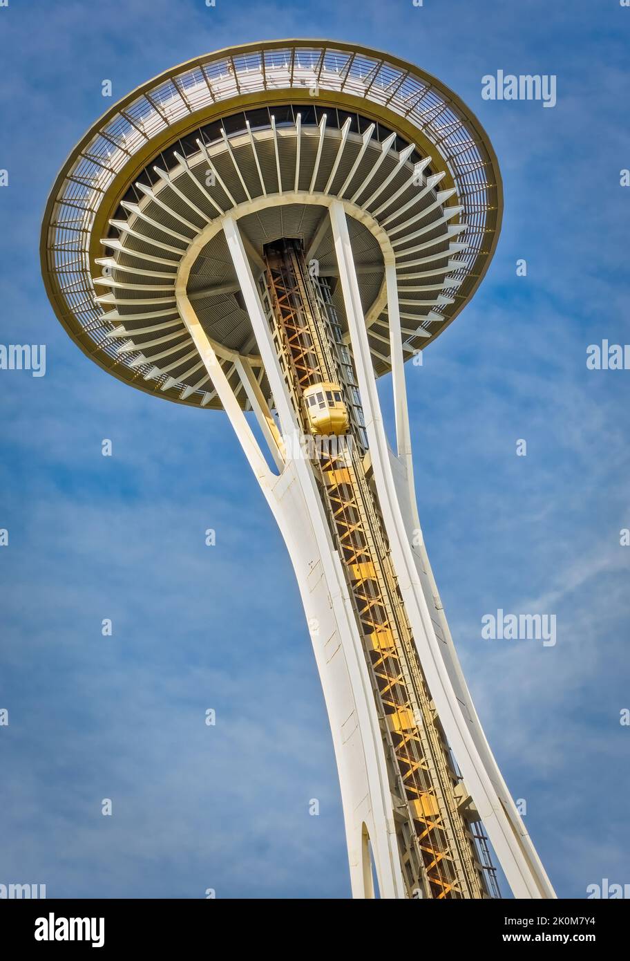 Die Space Needle befindet sich im Zentrum von Seattle. Sie ist 605 Meter groß. Stockfoto
