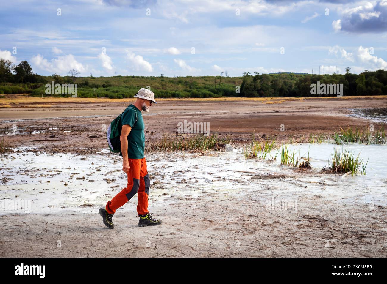 Der Wanderer besucht die Caldera, einen kleinen runden Krater mit einem Sumpf aus schwefelhaltigem Wasser, ein Beweis für die uralte Präsenz eines Vulkans. Stockfoto