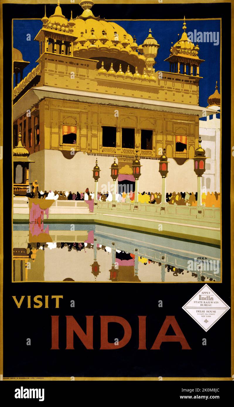 Besuchen Sie Indien. Gelten: India State Railways Bureau. 38 East 57. Street, New York. Travel Poster von Fred Taylor zeigt ein großes, goldfarbenes indisches Gebäude; im Vordergrund versammelten sich Menschen um einen reflektierenden Pool. Gedruckt bei Adams Bros. & Shardlow, Ltd., London, zwischen 1930 und 1940. Stockfoto