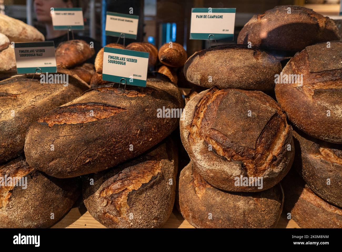 Brot steht im Jean-Georges Market im Tin Building im South Street Seaport zum Verkauf. Das gesamte Brot wird auf dem Gelände gebacken. Stockfoto