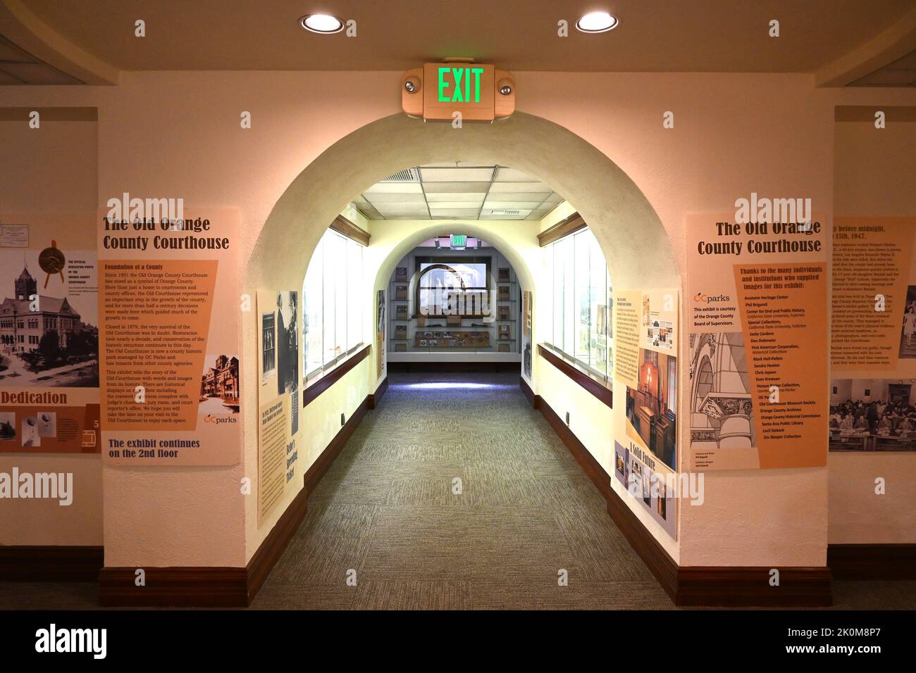 SANTA ANA, KALIFORNIEN - 22. AUGUST 2022: Museumsausstellung im ersten Stock des historischen Old Orange County Courthouse. Stockfoto