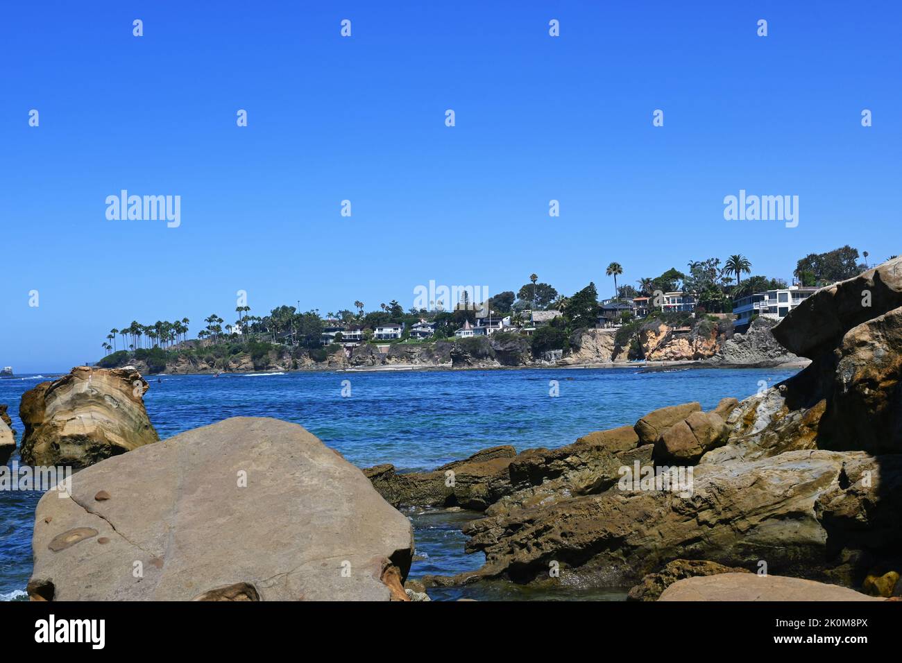 Blick auf Fishermans Cove über die Felsen in Laguna Beach, mit Blick auf Twin Points. Stockfoto