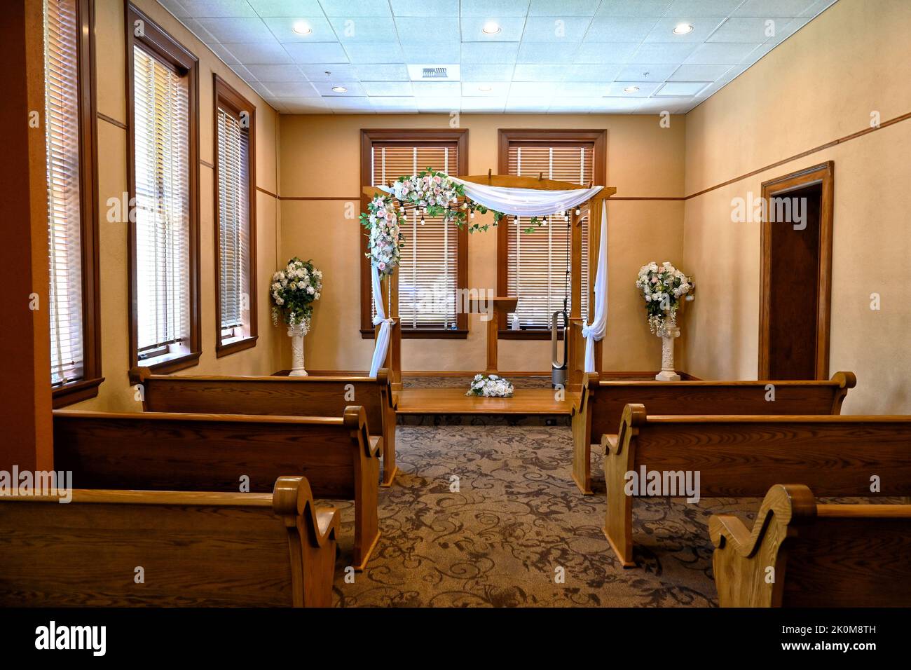 SANTA ANA, KALIFORNIEN - 22. AUGUST 2022: Hochzeitskapelle im Old Orange County Courthouse. Stockfoto