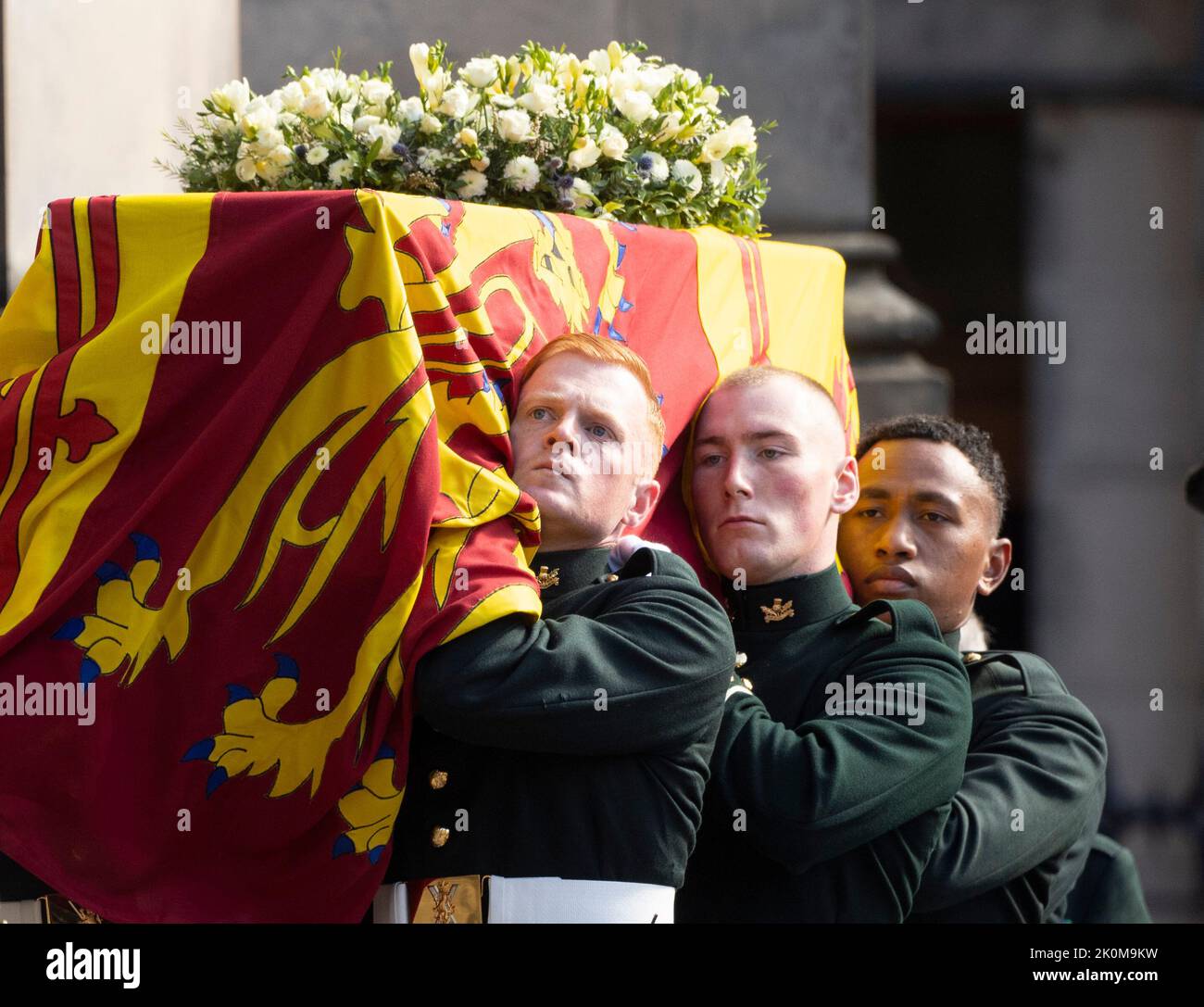 12.. September 2022. Edinburgh, Großbritannien. Ihre Majestät der Sarg von QueenÕs kommt in der Kathedrale von Saint GilesÕ, Edinburgh an. Quelle: Doug Peters/EMPICS/Alamy Live News Stockfoto