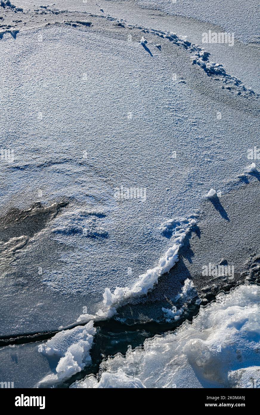 Eis häufen sich an den Ufern von Seen und nimmt viele verschiedene Formen in Abhängigkeit von Temperatur, Wind, Wasserbewegung, etc. Die Details können mehr interesti sein Stockfoto