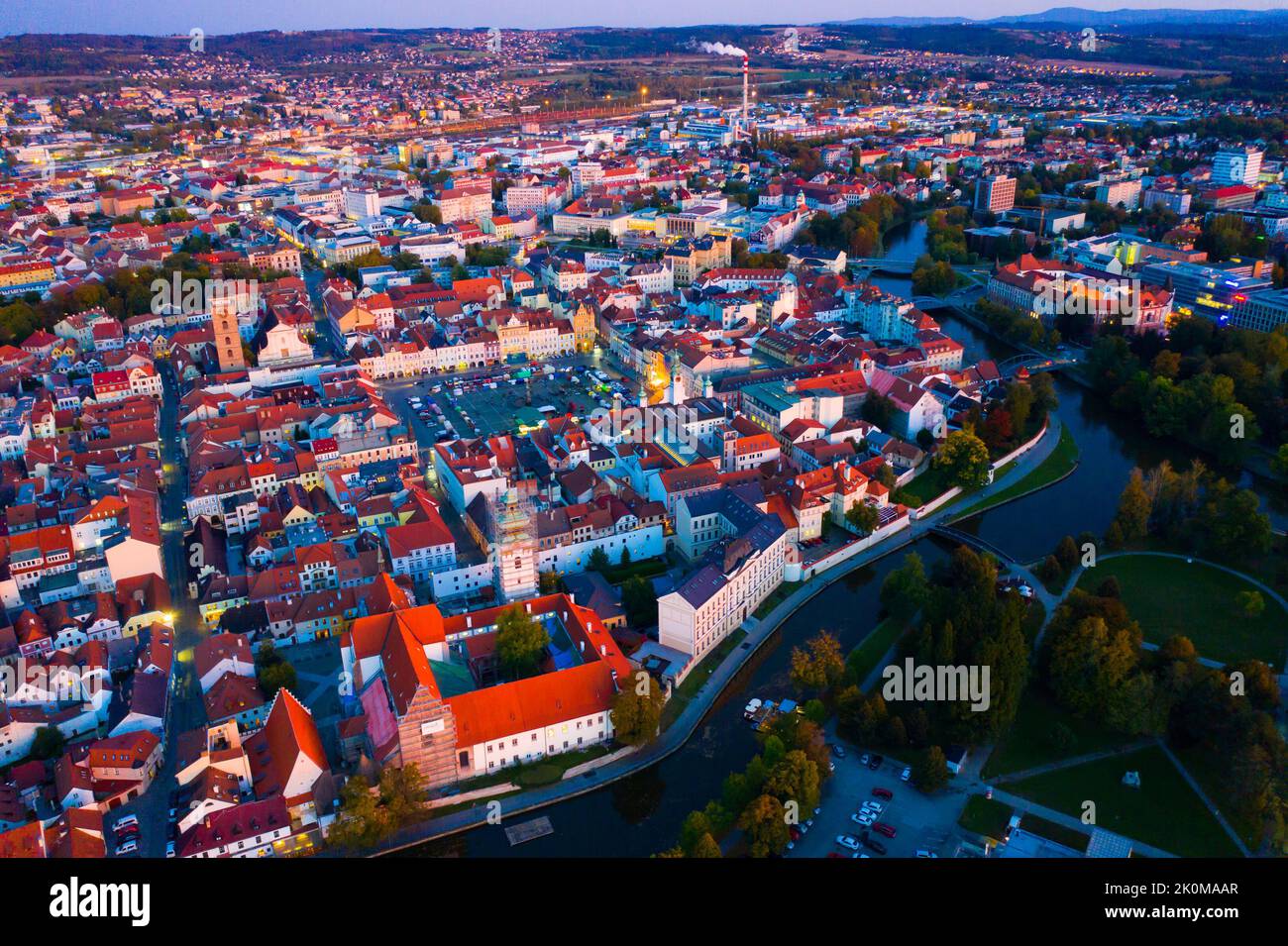 Luftaufnahme von Ceske Budejovice in der Dämmerung, Tschechische Republik Stockfoto