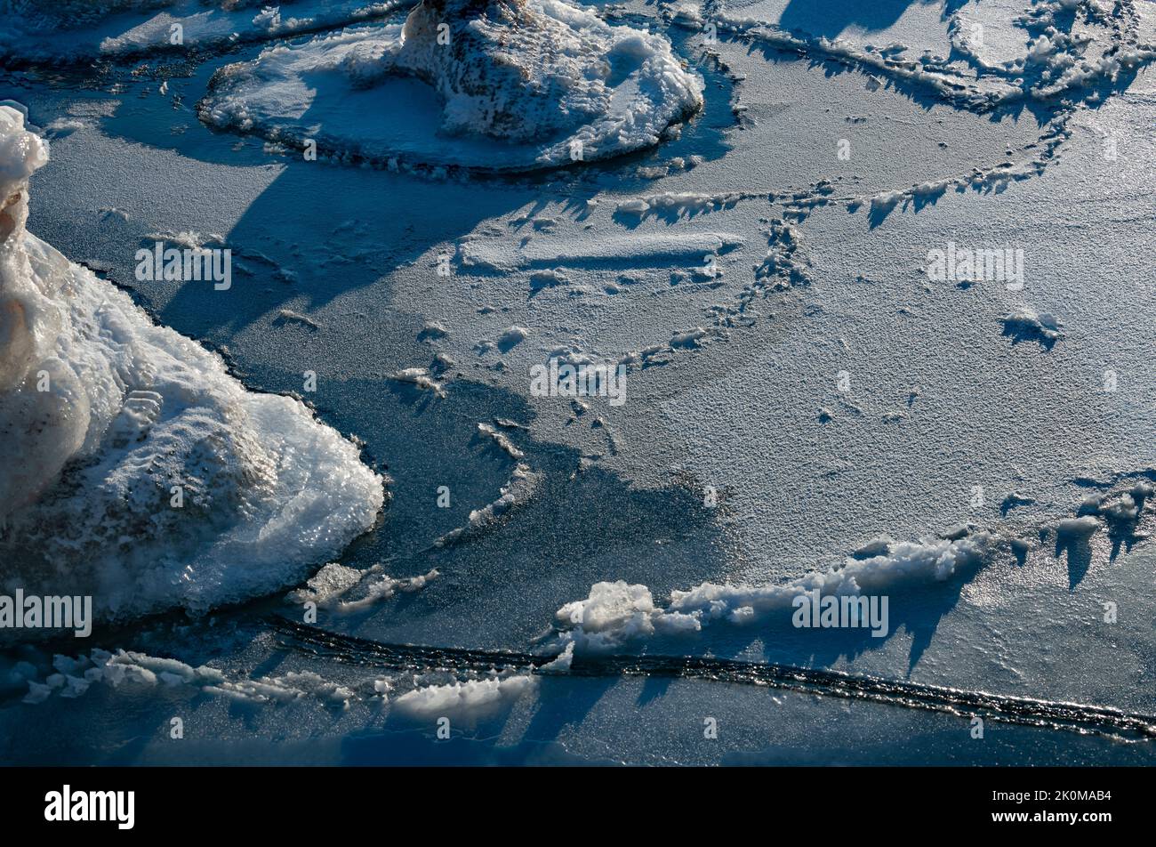 Eis häufen sich an den Ufern von Seen und nimmt viele verschiedene Formen in Abhängigkeit von Temperatur, Wind, Wasserbewegung, etc. Die Details können mehr interesti sein Stockfoto