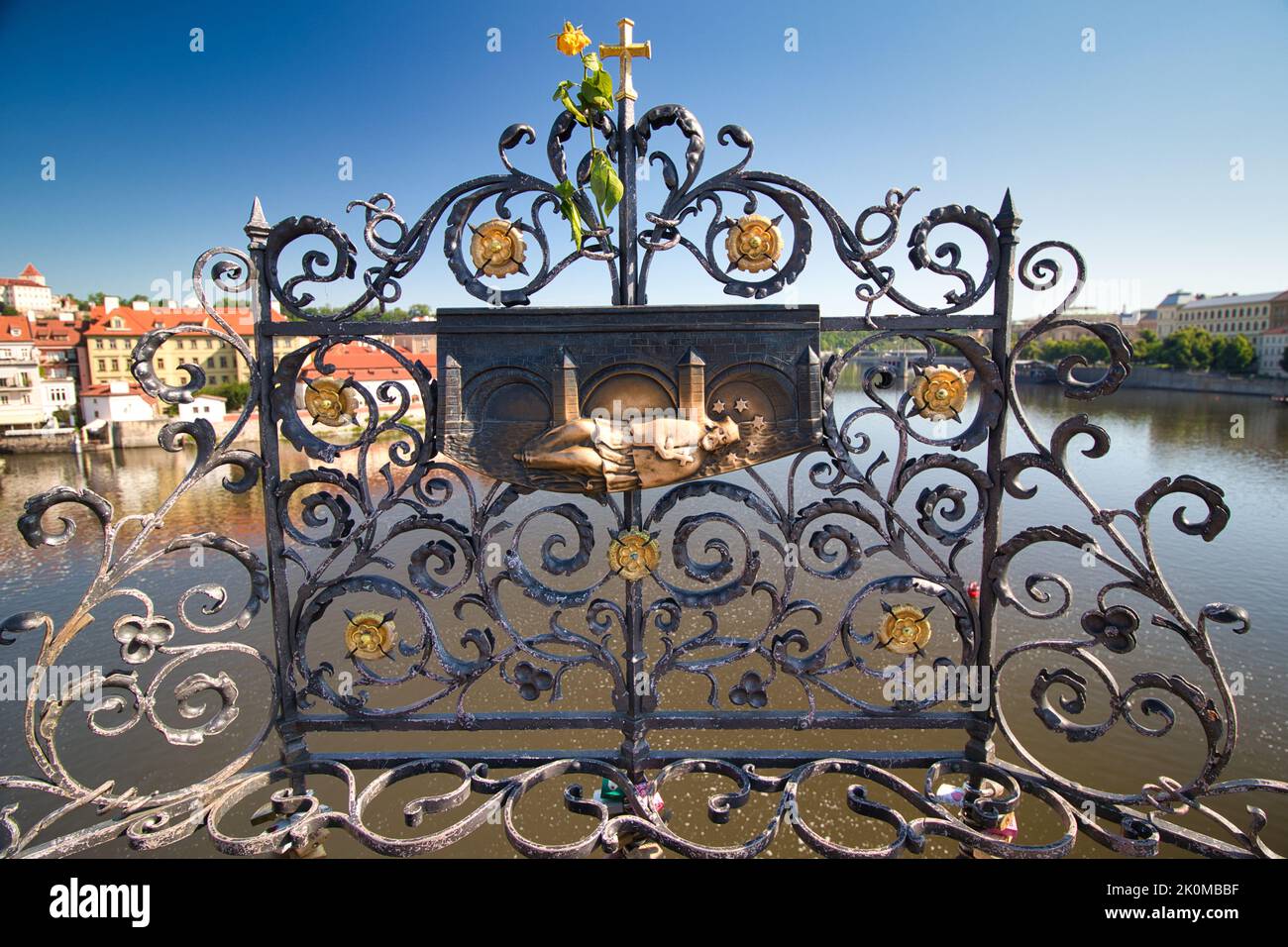 Eisernes geschmiedetes Gitter mit Relief des Heiligen Johannes von Nepomuk auf der Karlsbrücke in Prag, Tschechische Republik. Stockfoto