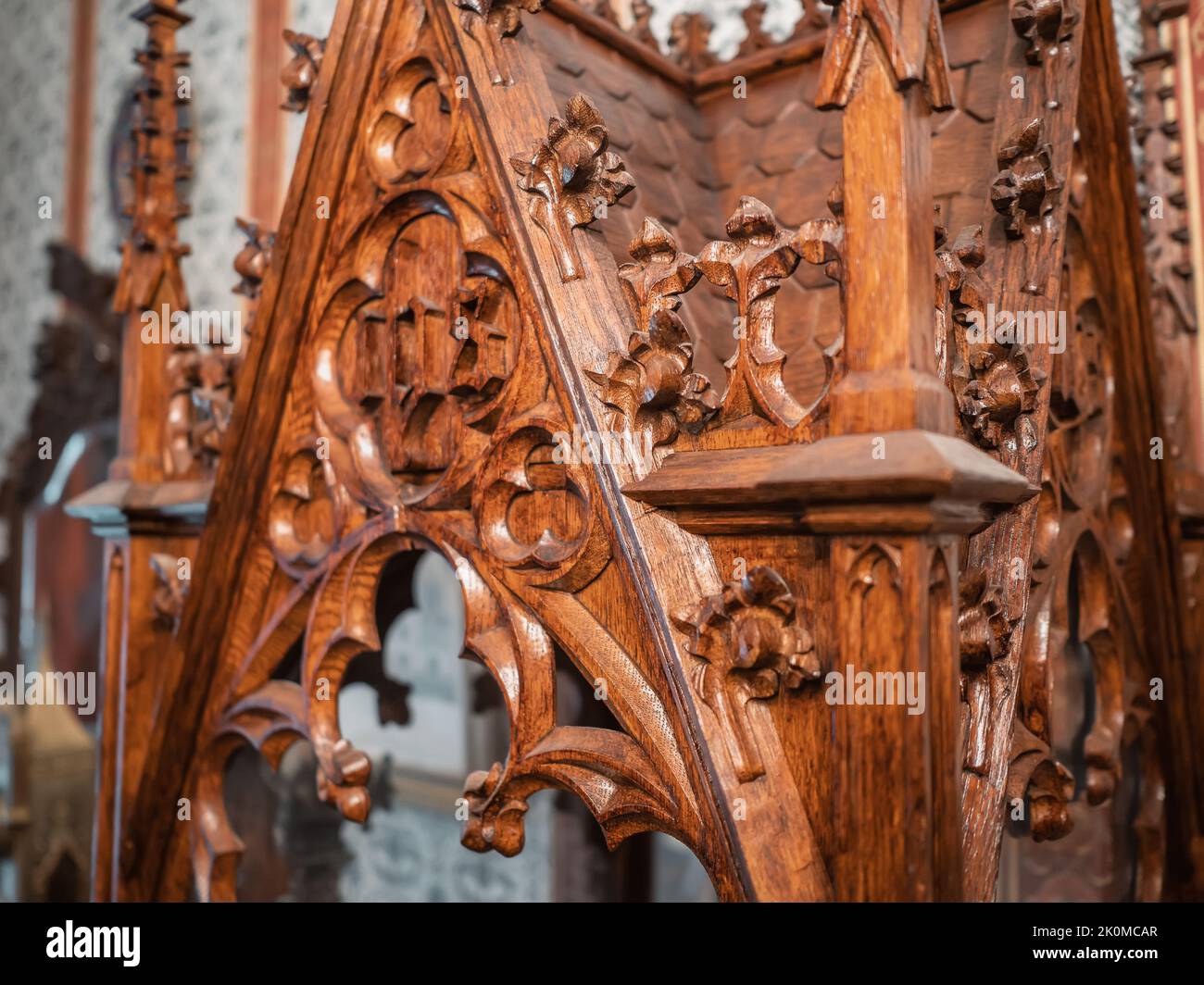 Nahaufnahme von antiken europäischen Holzmöbeln aus dem 19.. Jahrhundert im viktorianischen Stil. Stockfoto