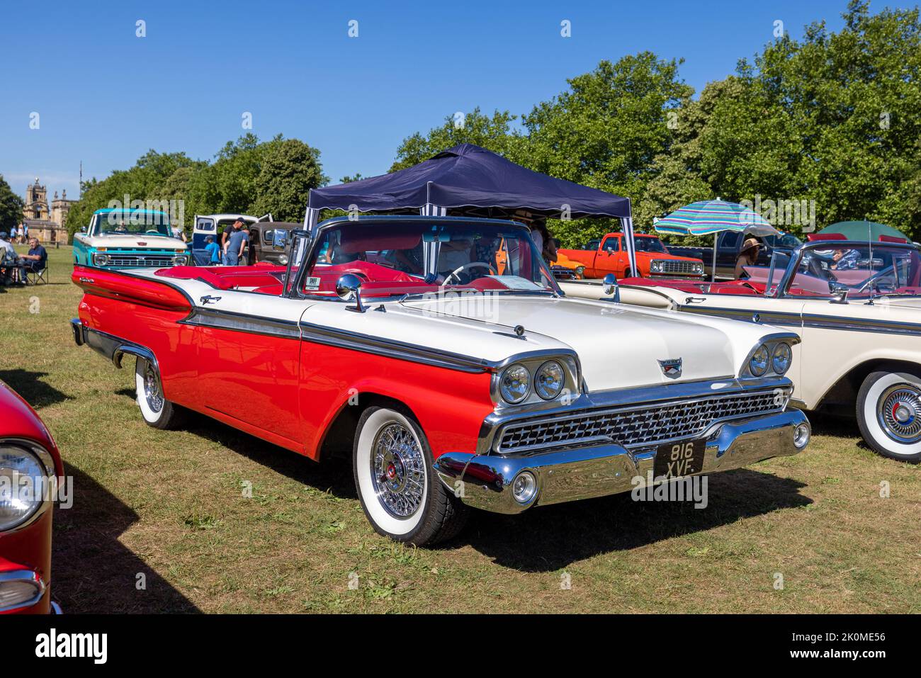 1957 Ford Fairlane ‘816 XVF’ auf der American Auto Club Rally of the Giants, die am 10. Juli 2022 im Blenheim Palace stattfand Stockfoto