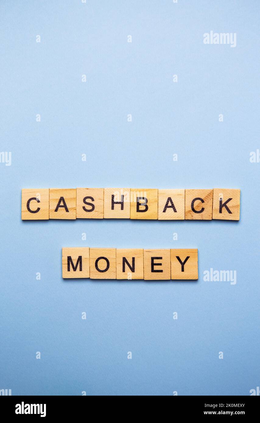 Finanzierungskonzept. Auf einer blauen Oberfläche, Holzwürfel mit der Aufschrift Cashback Money. Vertikales Foto Stockfoto