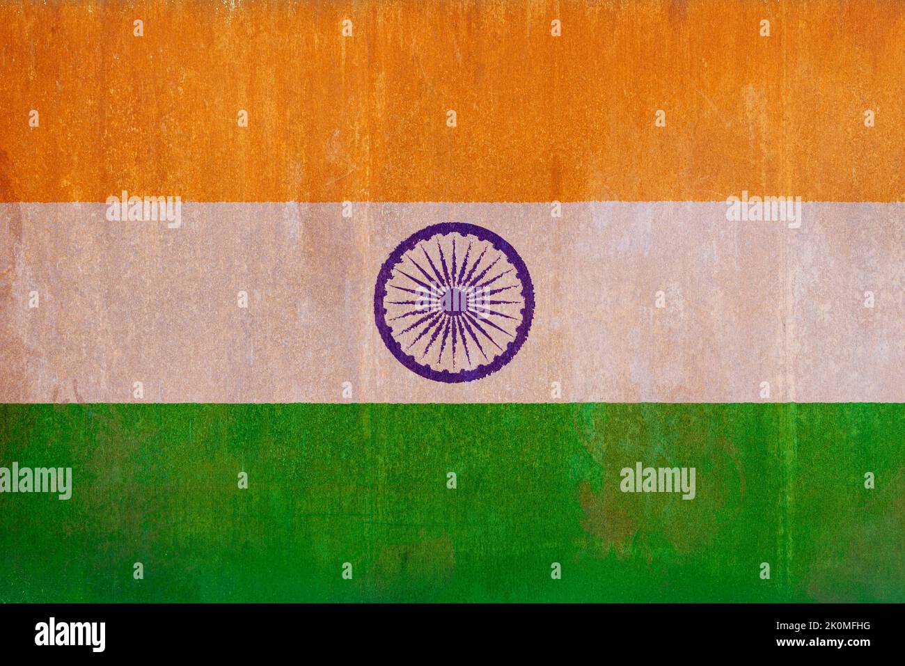 Vollformat-Frontansicht-Foto einer verwitterten Flagge Indiens, gemalt auf einer rostigen, grungen und schmutzigen Wand. Stockfoto