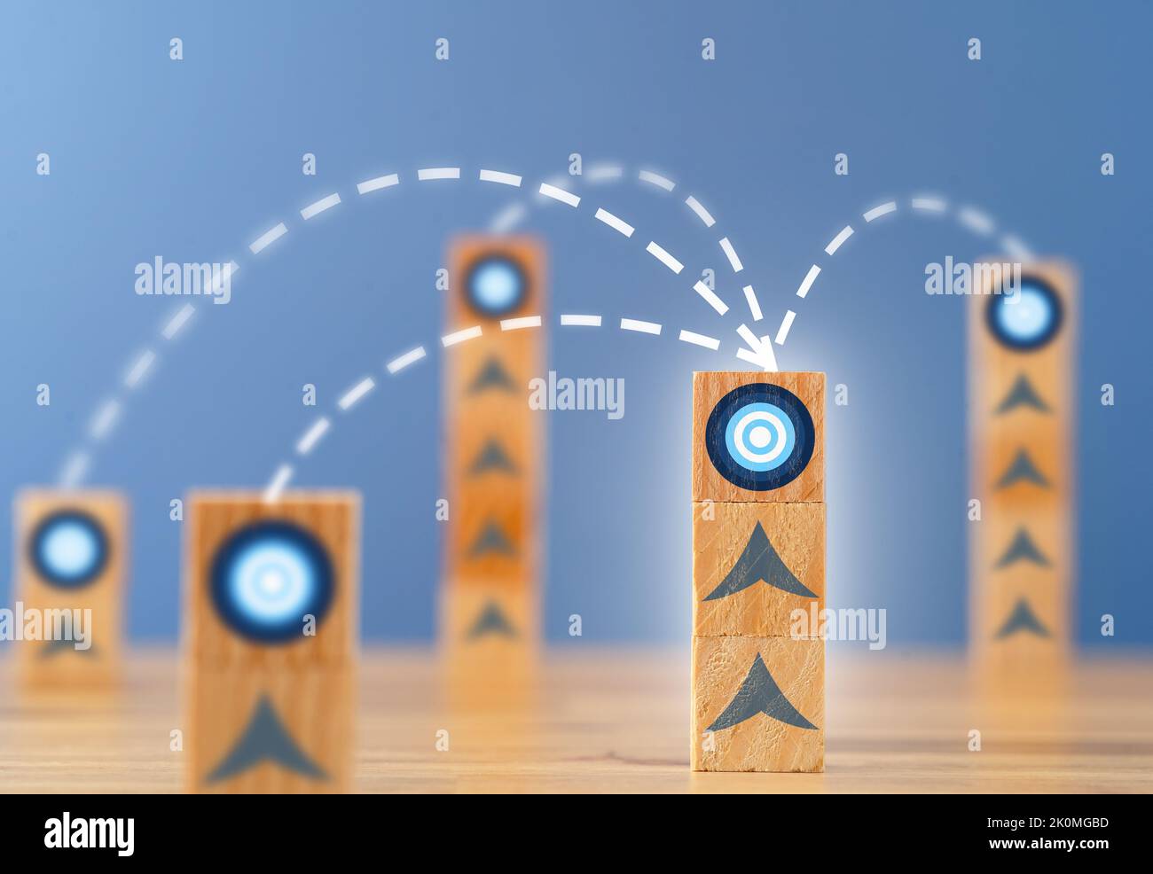 Nahaufnahme von gestapelten Holzblöcken mit Zielsymbol, das als Symbol für Teamarbeit, Strategie, Vernetzung und gemeinsame Ziele miteinander verbunden ist. Stockfoto