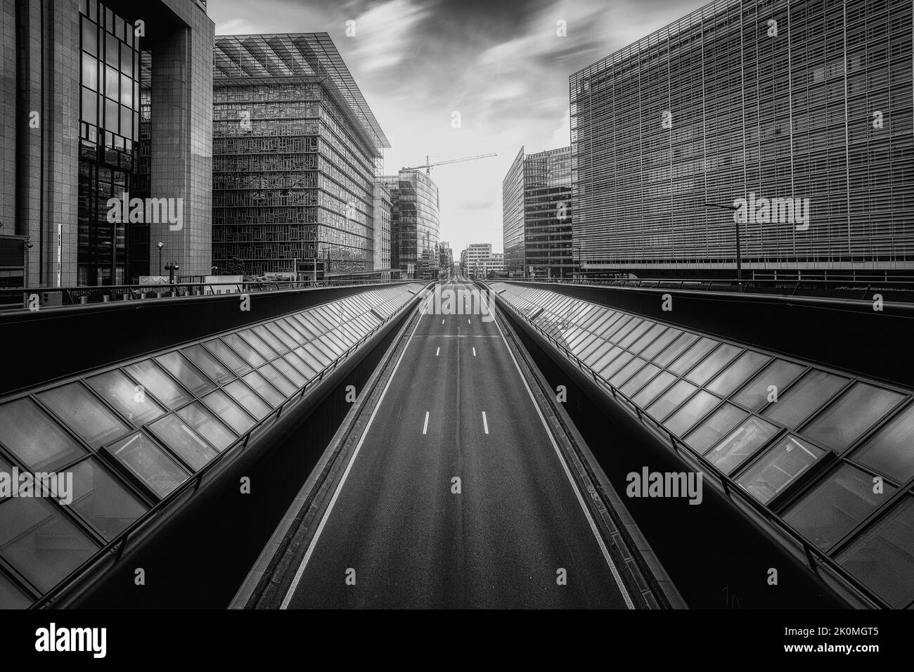 Eine Graustufenaufnahme der Straßen im Europäischen Viertel von Brüssel, Belgien Stockfoto