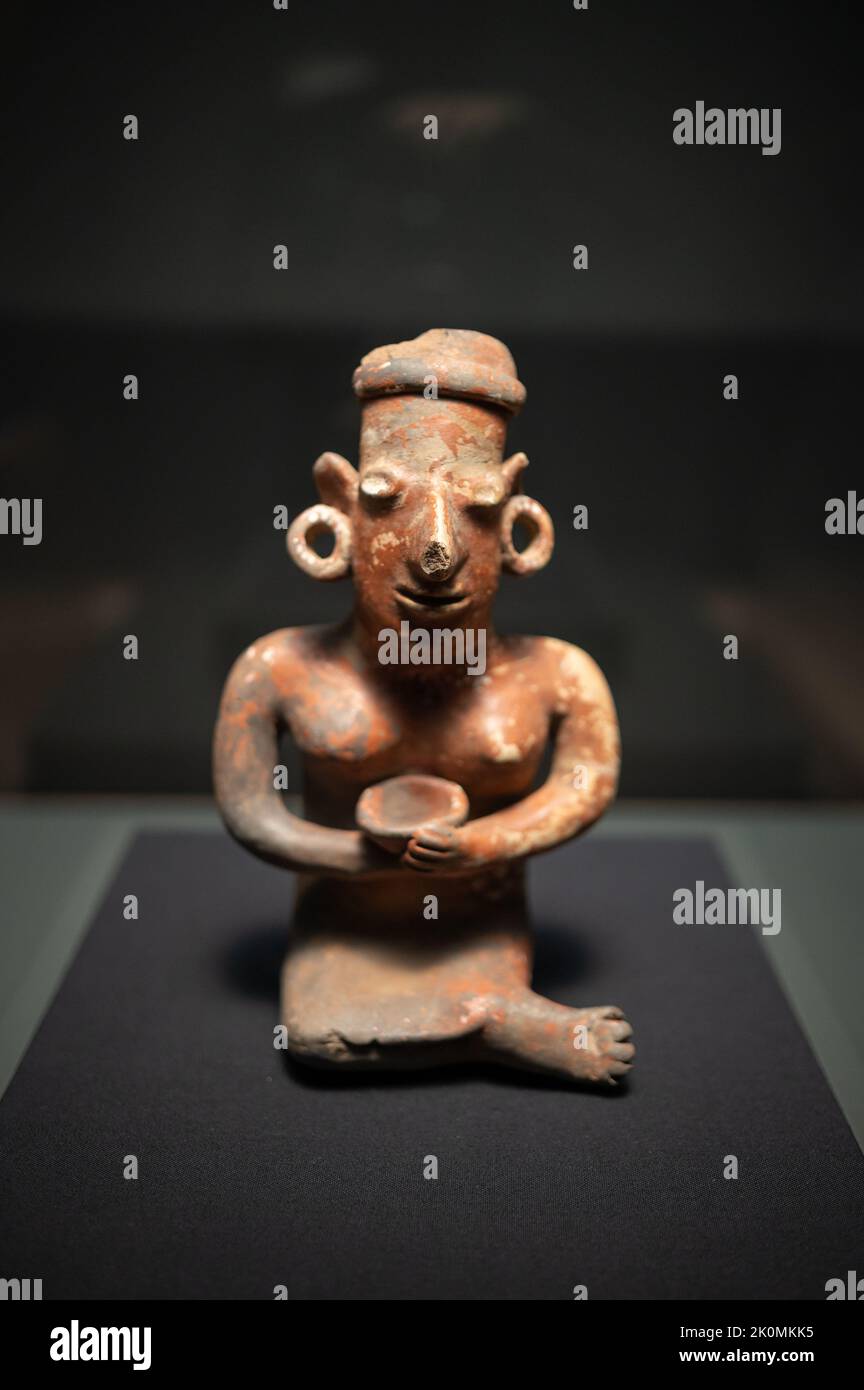 Sitzende weibliche Figur. Nayarit, Mexiko. Töpferei, 300 v. Chr. - 300 n. Chr. Ausstellung „The Human Image“ im Caixa Forum in Zusammenarbeit mit dem britischen Mu Stockfoto