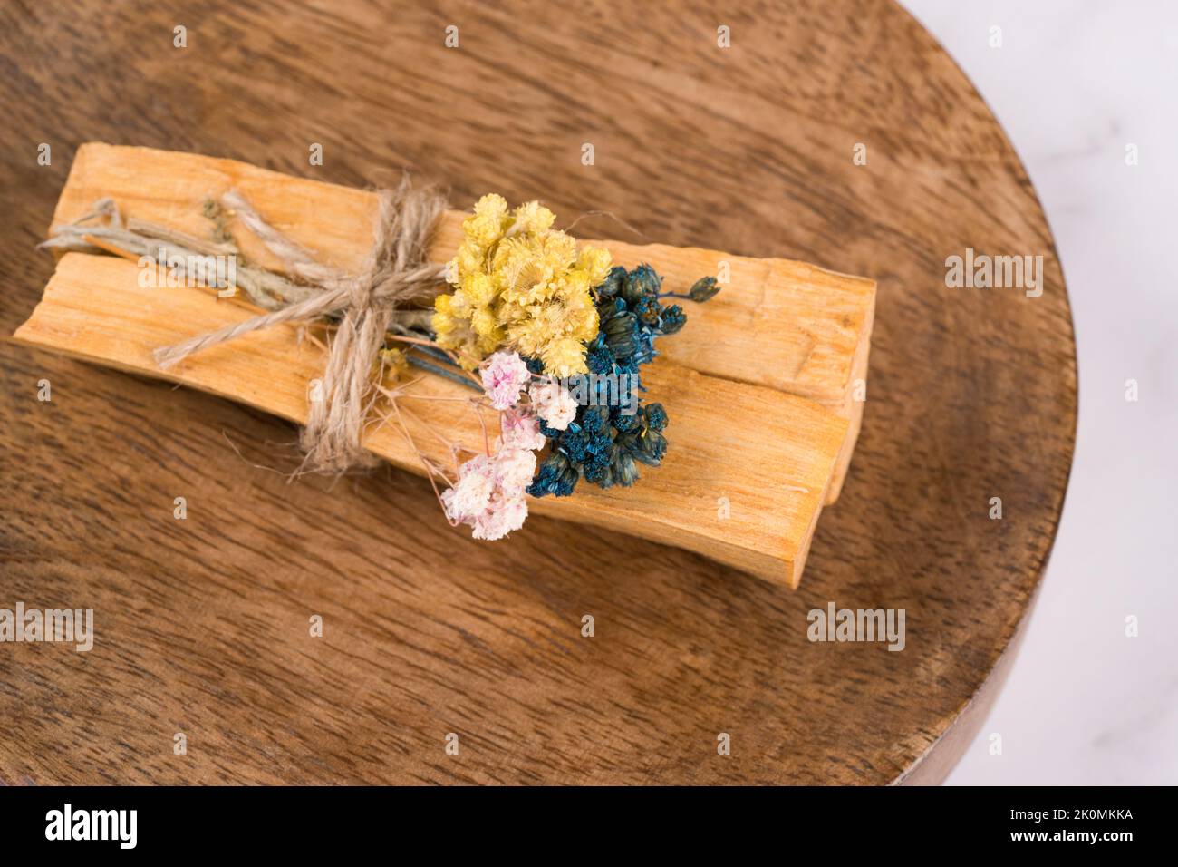 Verschmieren mit palo santo. Palo santo klebt mit trockenen aromatischen Kräutern auf verschmierender Schüssel. Raumbegasungsritual für Yoga und Meditationspraktiken. Wählen Sie Stockfoto