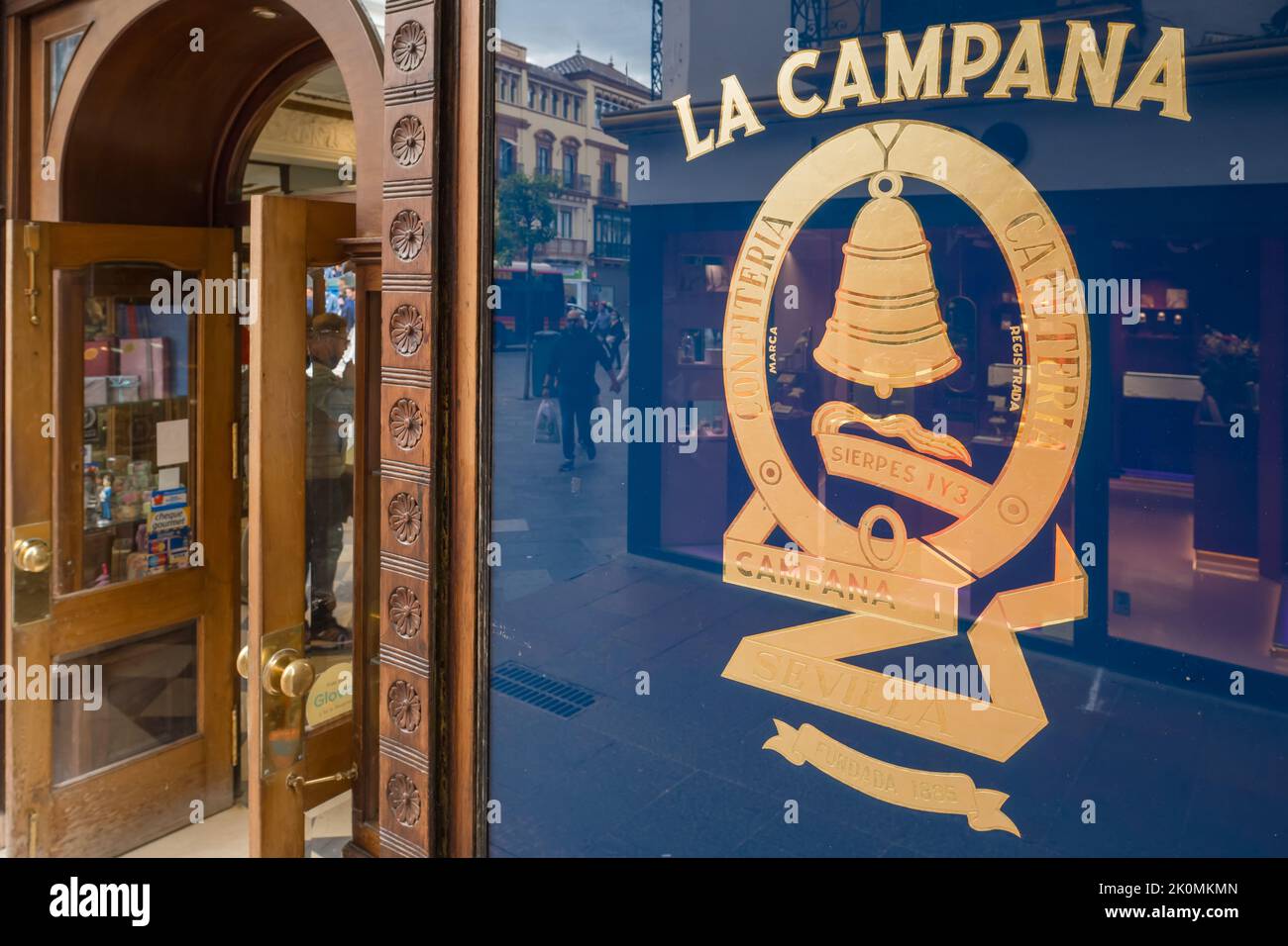 Fassade der historischen Konditorei La Campana in Sevilla Stockfoto