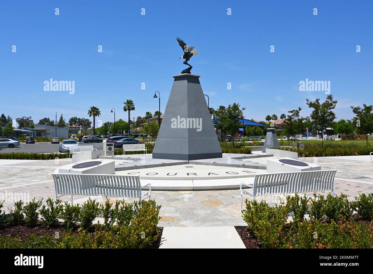TUSTIN, KALIFORNIEN - 9. Juni 2022: Das Denkmal für alle bewaffneten Dienste im Veterans Sports Park in Tustin Legacy. Stockfoto