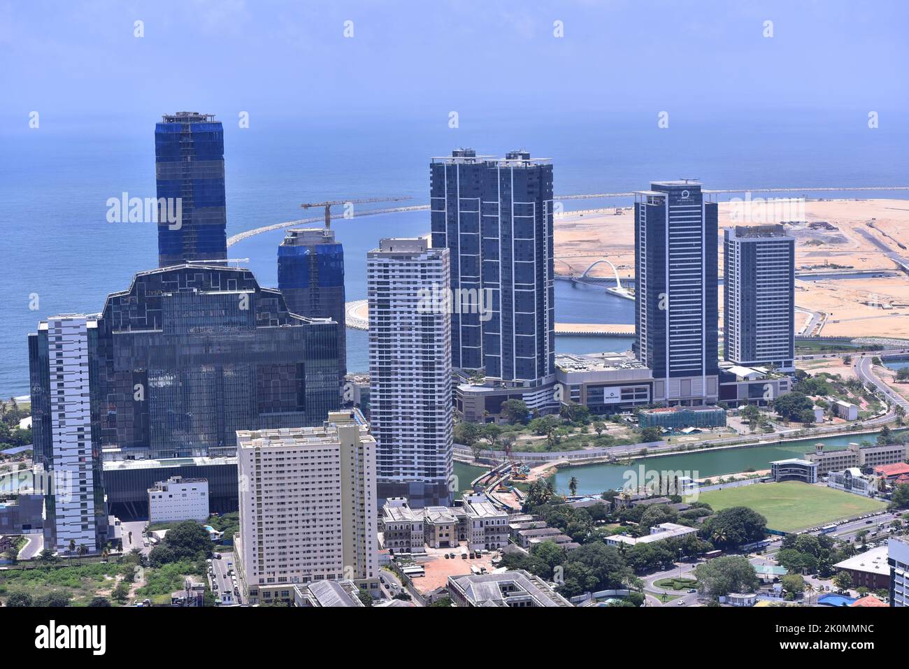 Colombo, Sri Lanka. 12. September 2022. Blick auf die Hafenstadt Colombo vom Colombo Lotus Tower aus wird der Colombo Lotus Tower am September15.. Donnerstag 2022 für die Öffentlichkeit zugänglich sein. Colombo Lotusturm ist eine der berühmtesten Touristenattraktionen in der Stadt Colombo, Sri Lanka. Mit einer Höhe von 356 Metern ist dieser Turm der höchste Turm in Südasien, er hat sich zu einer der wichtigsten Touristenattraktionen in Sri Lanka entwickelt und ist bei Touristen beliebt. (Foto von Ruwan Walpola/Pacific Press) Quelle: Pacific Press Media Production Corp./Alamy Live News Stockfoto