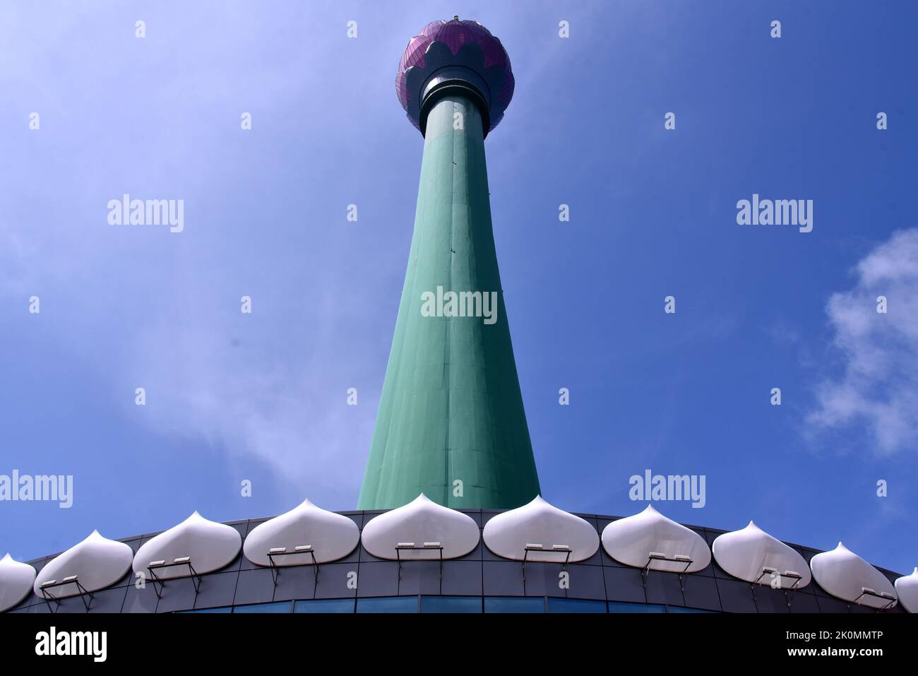 Colombo, Sri Lanka. 12. September 2022. Blick auf den Colombo Lotus Tower, Colombo Lotus Tower wird am September15.. Donnerstag 2022 für die Öffentlichkeit geöffnet. Colombo Lotusturm ist eine der berühmtesten Touristenattraktionen in der Stadt Colombo, Sri Lanka. Mit einer Höhe von 356 Metern ist dieser Turm der höchste Turm in Südasien, er hat sich zu einer der wichtigsten Touristenattraktionen in Sri Lanka entwickelt und ist bei Touristen beliebt. (Foto von Ruwan Walpola/Pacific Press) Quelle: Pacific Press Media Production Corp./Alamy Live News Stockfoto