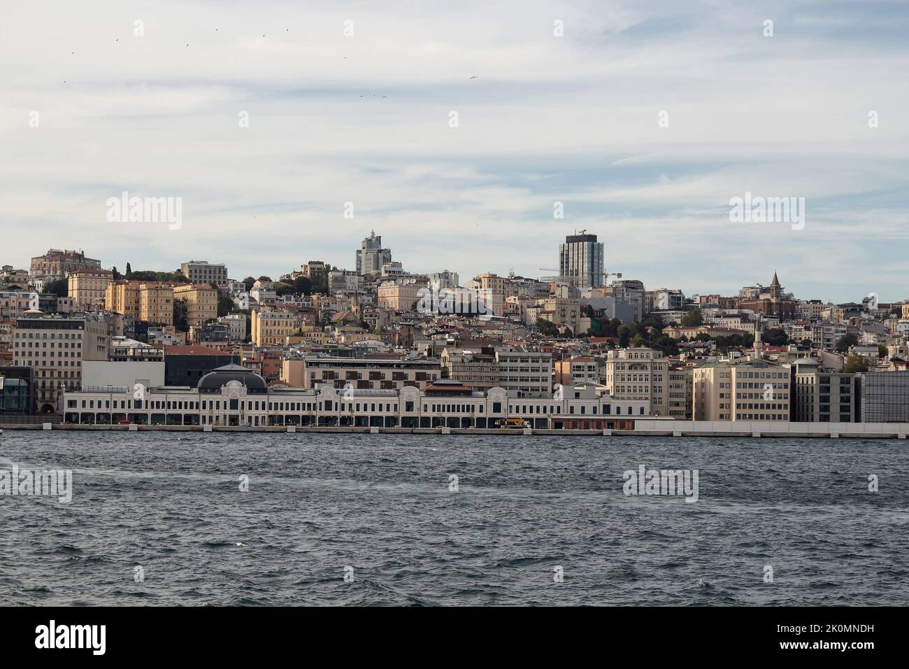 Blick auf den neu erschlossenen Hafen und den Stadtteil Beyoglu auf der europäischen Seite Istanbuls. Stockfoto