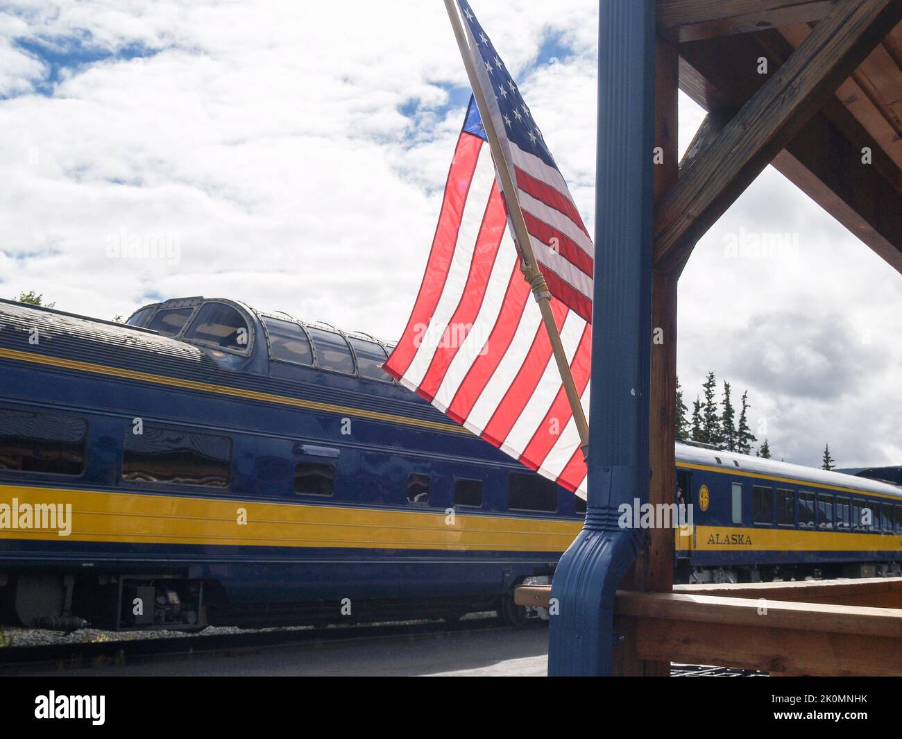 Denali Alaska USA - August 10 2008; Bahnhof und Touristenzug am Bahnsteig mit Zug und Sternen- und Streifenflagge Stockfoto