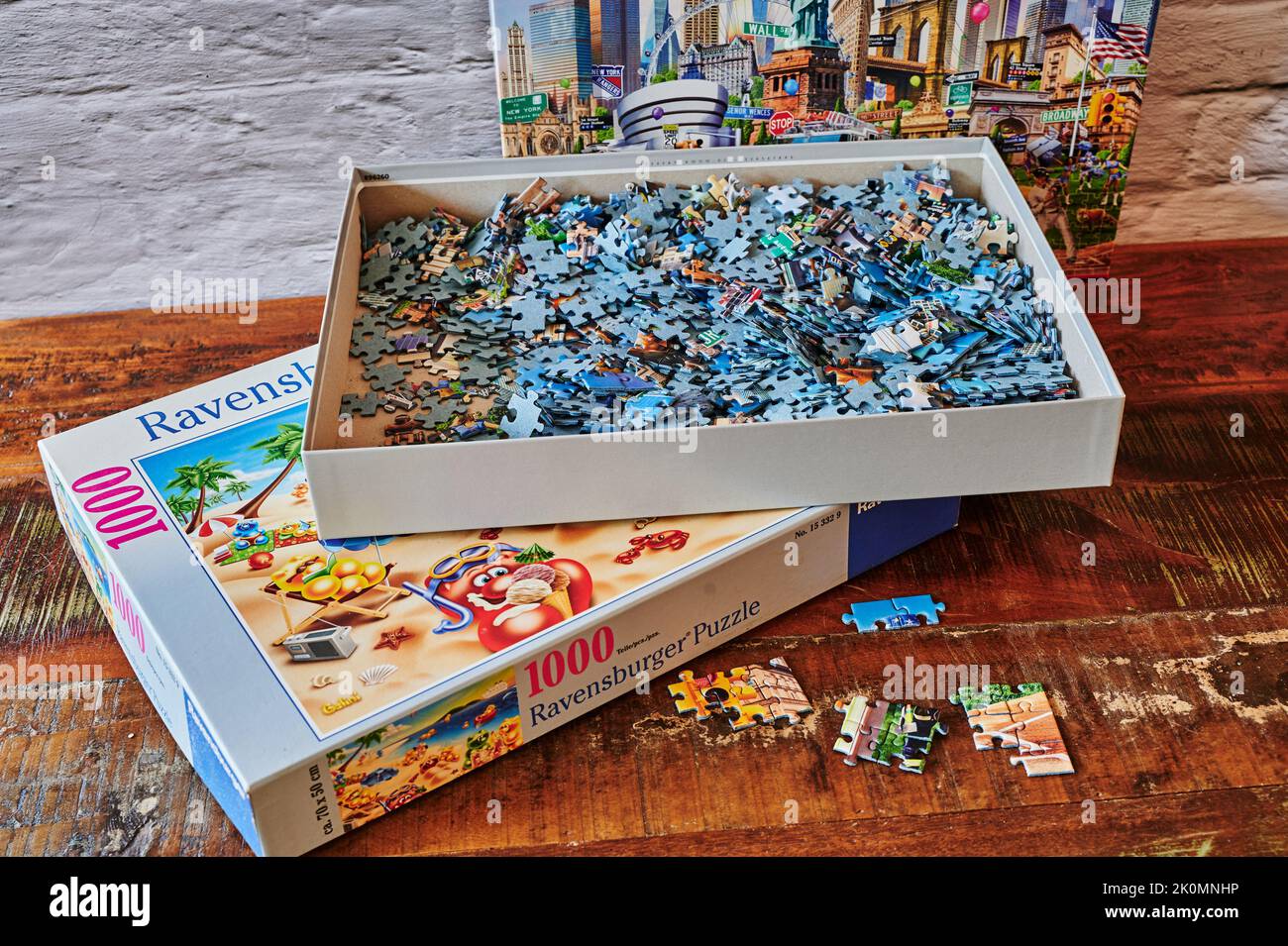 Berlin, Deutschland - 12. September 2022: Zwei Boxen mit Puzzles mit einer Ansicht von Puzzleteilen. Stockfoto
