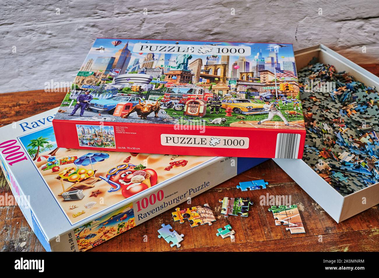 Berlin, Deutschland - 12. September 2022: Zwei Boxen mit Puzzles mit einer Ansicht von Puzzleteilen. Stockfoto