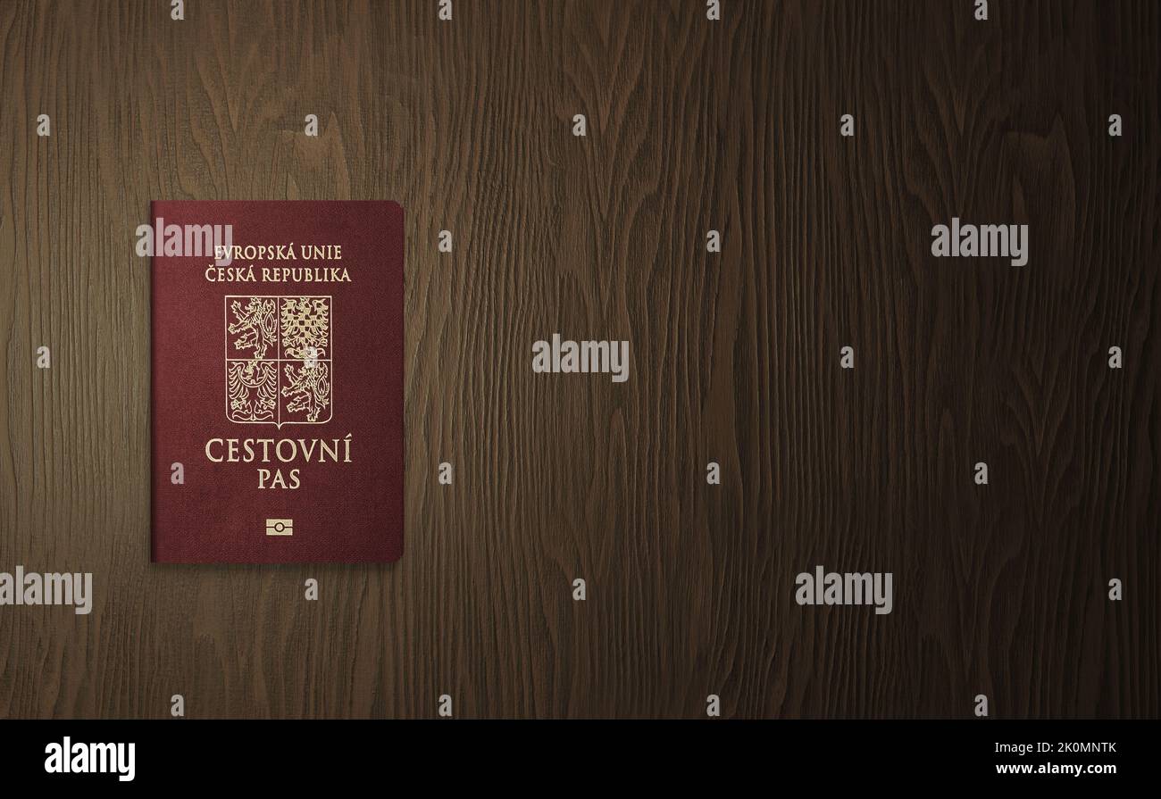Tschechischer Pass auf einem hölzernen Hintergrund ist der tschechische Pass ein internationales Reisedokument, das an Bürger der Tschechischen Republik ausgestellt wurde Stockfoto
