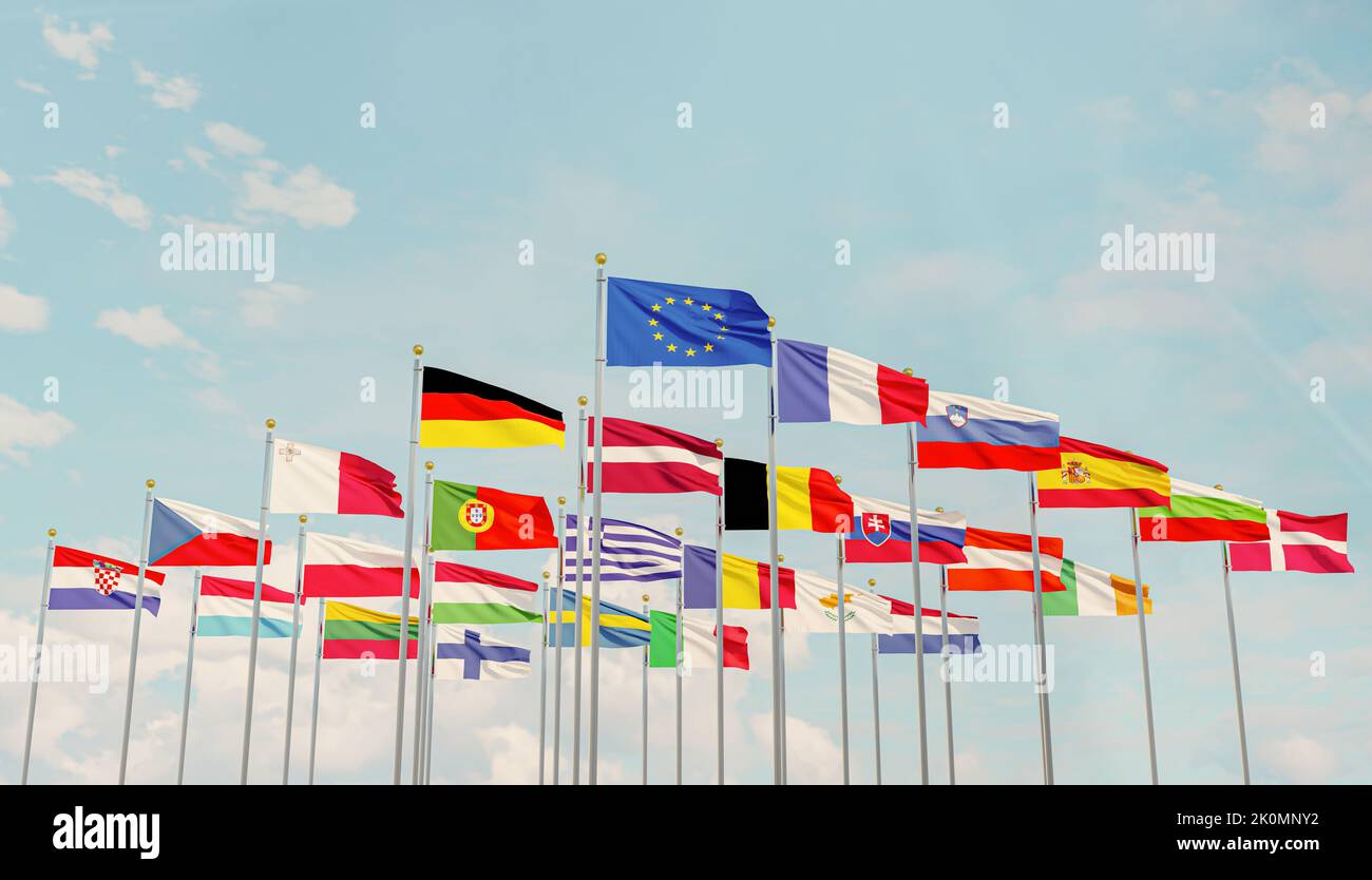 Die Flagge der Europäischen Union mit den Flaggen der Europäischen Union, die am Himmel winken Stockfoto
