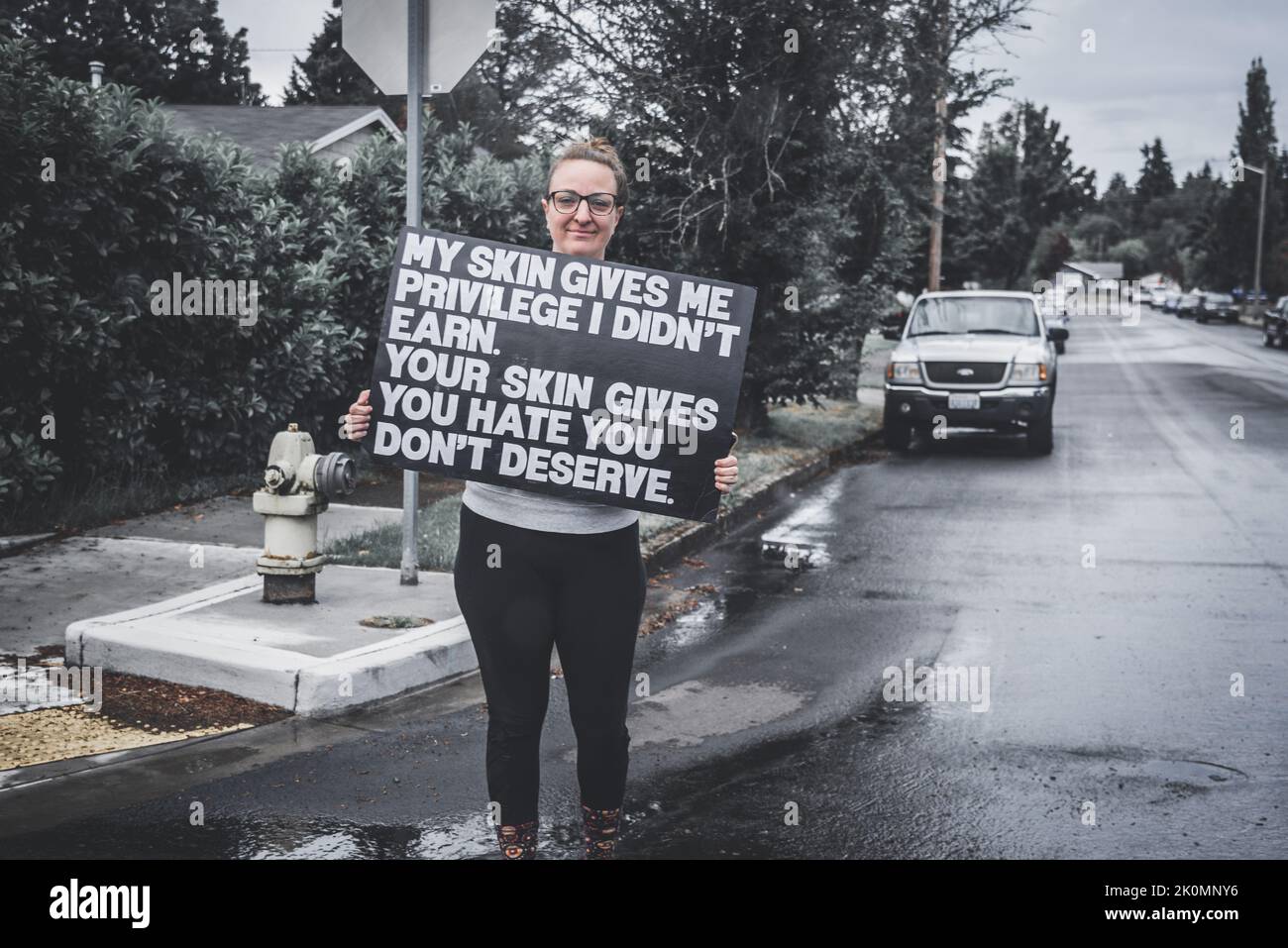 Frau mit Schild während der friedlichen Proteste von Black Lives Matter in Portland, Oregon Stockfoto
