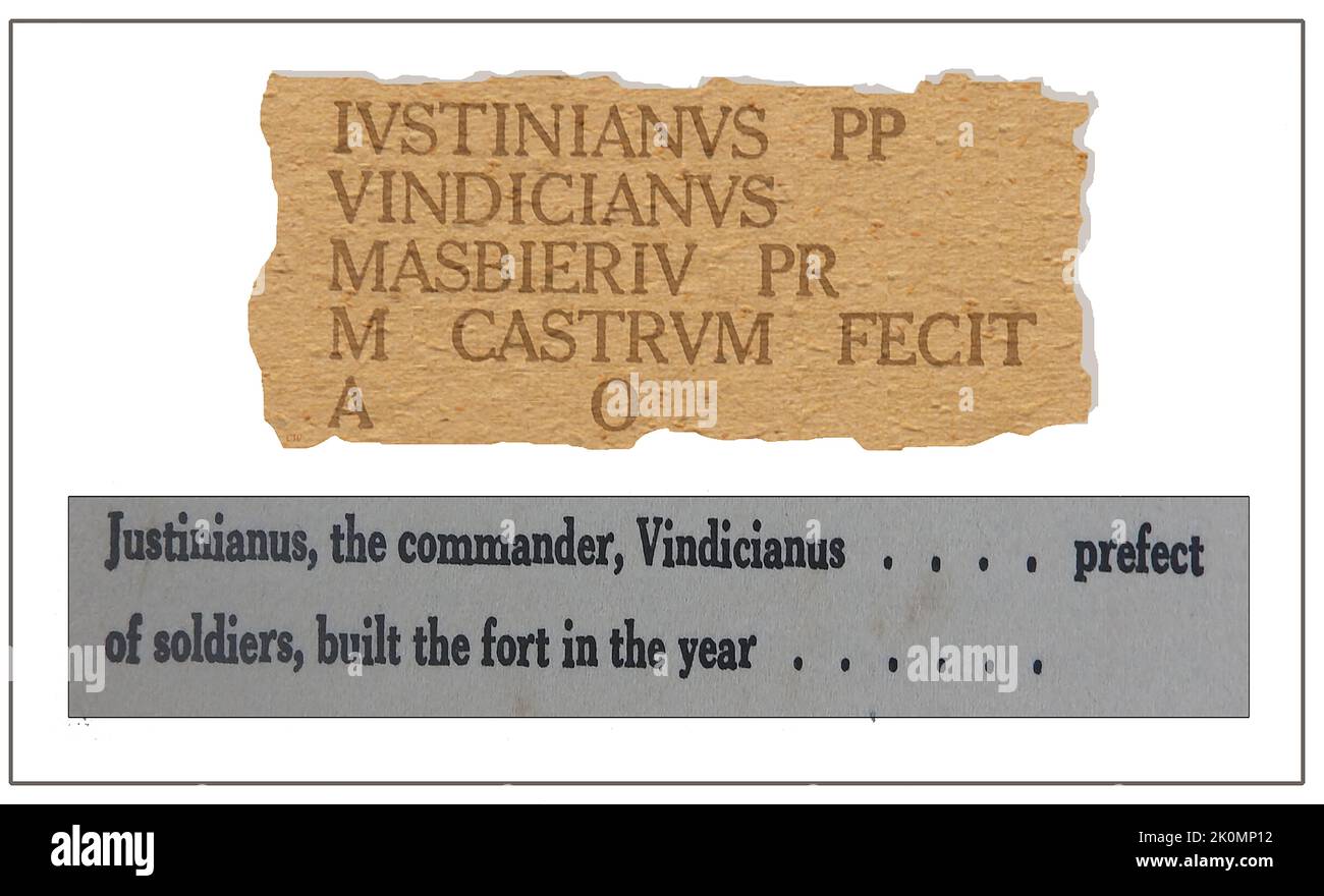 OLD WHITBY (North Yorkshire) und seine Geschichte -- - Eine Darstellung eines Teils einer Inschrift, die auf den Resten eines Grundsteins beim Bau der Raven Hall in Ravenscar in der Nähe von Whitby im Jahr 1774 gefunden wurde (einige Aufzeichnungen sagen, dass 1717), als Pak House, auch bekannt als Raven Halll, gebaut von Captain William Childs aus London, gebaut wurde. Ein Kapitän im Regiment der leichten Dragoner des Königs. Im 16. Jahrhundert waren die Ruinen und eine Farm auf dem Gelände im Besitz von John Beswick. Es wurde übersetzt als 'Justinianus, Kommandant; Vindicianus, Magister, baute diesen Turm und die Festung von Alpha zu Omega' (von Anfang bis Ende). Stockfoto