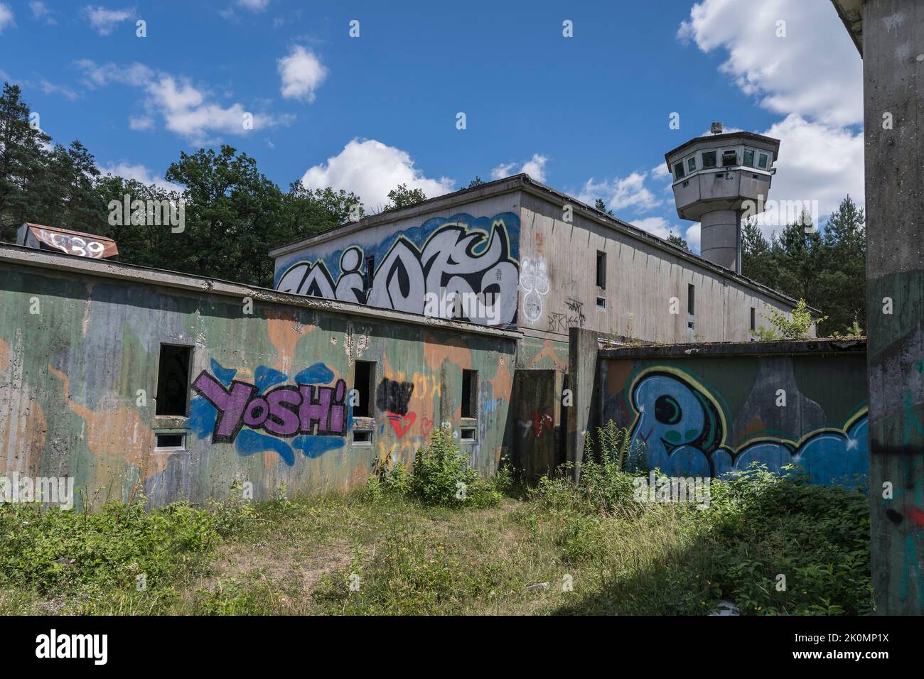 Wachturm eines verlassenen Waffenlagers für kalte Kriege Stockfoto