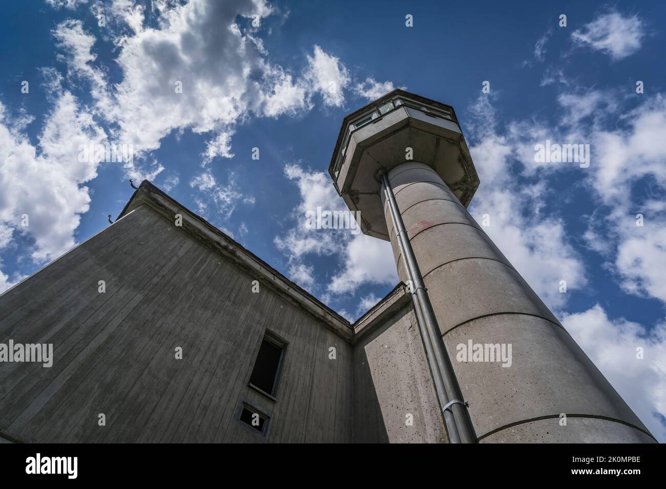 Wachturm eines verlassenen Waffenlagers für kalte Kriege Stockfoto